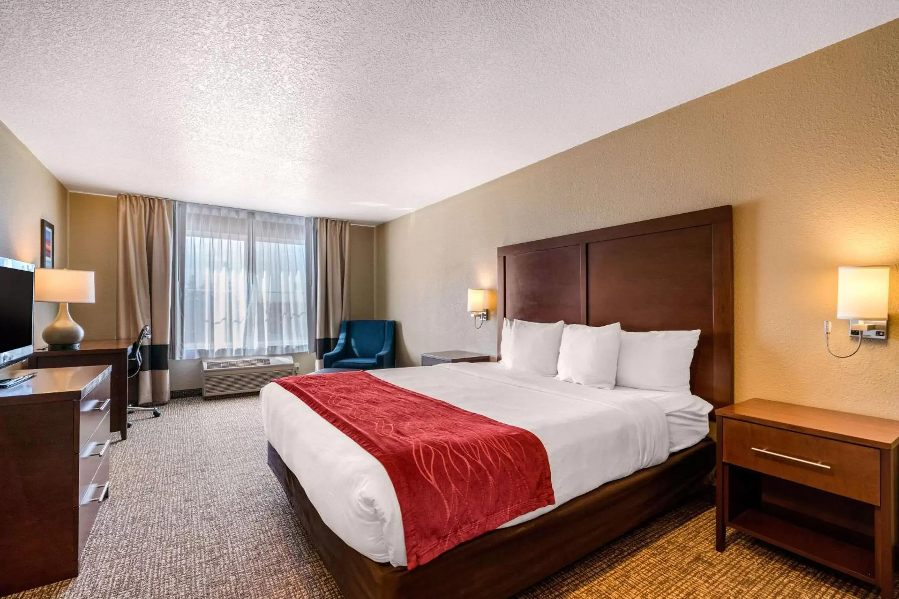 Photo of the whole room, Bed in Comfort Inn Lathrop Stockton Airport
