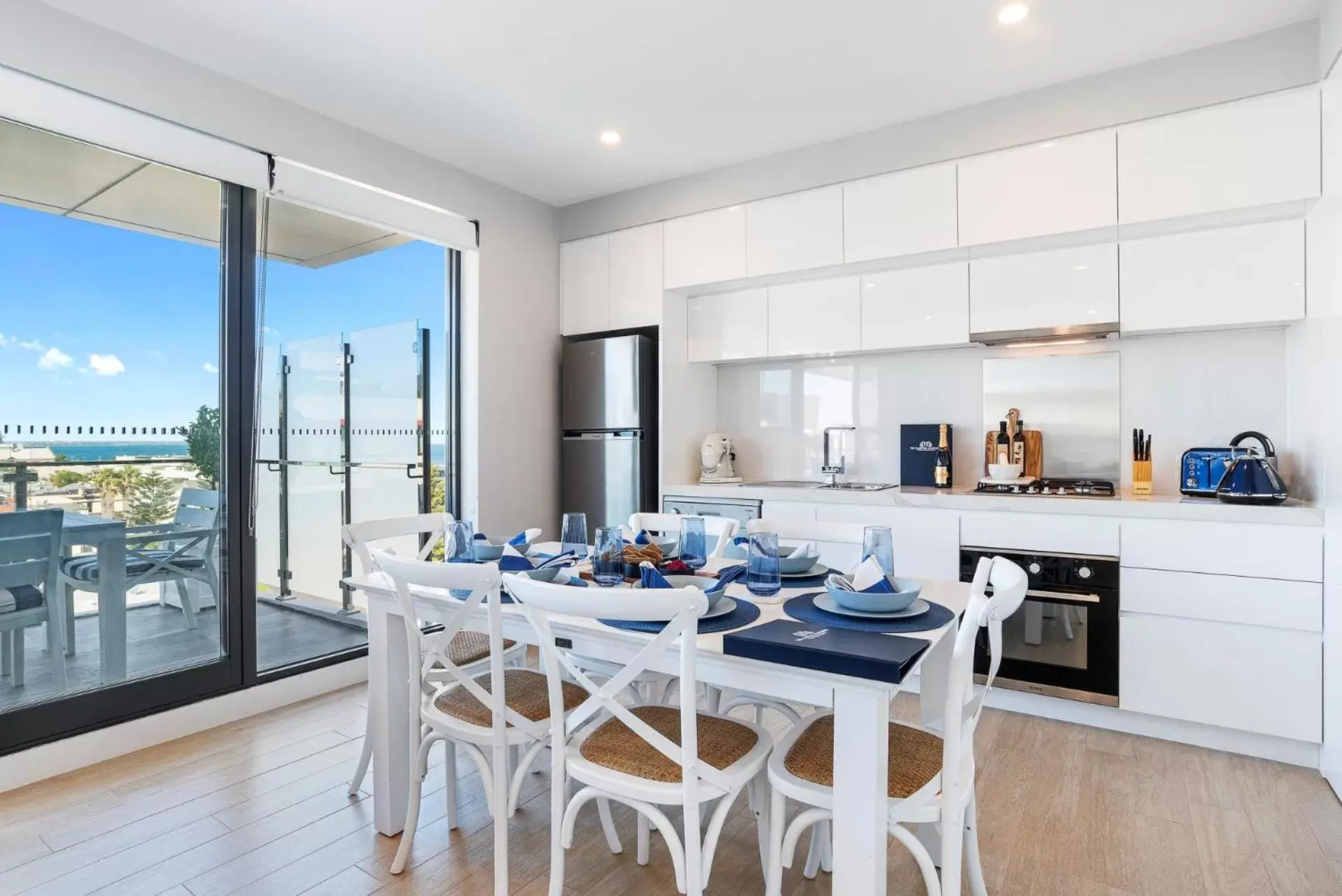 Kitchen or kitchenette, Dining Area in The Hamptons Apartments - Port Melbourne
