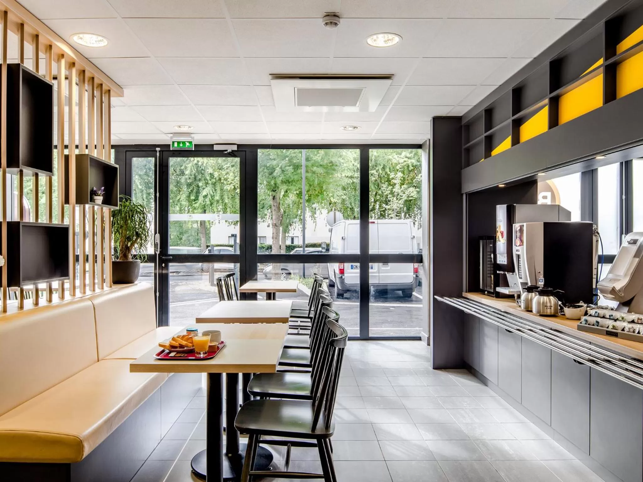 Restaurant/places to eat in B&B HOTEL Marne-La-Vallée Torcy