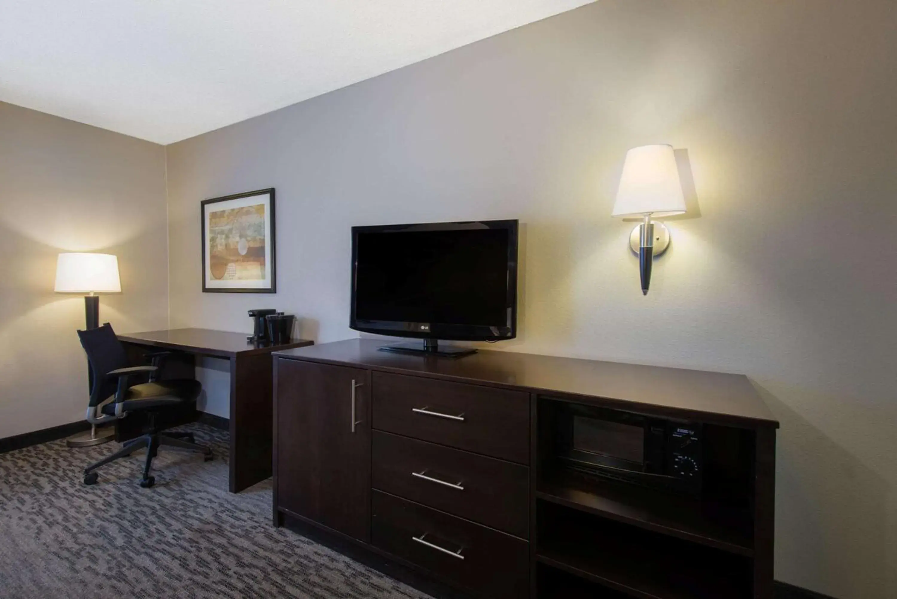 Photo of the whole room, TV/Entertainment Center in La Quinta Inn & Suites by Wyndham Erie