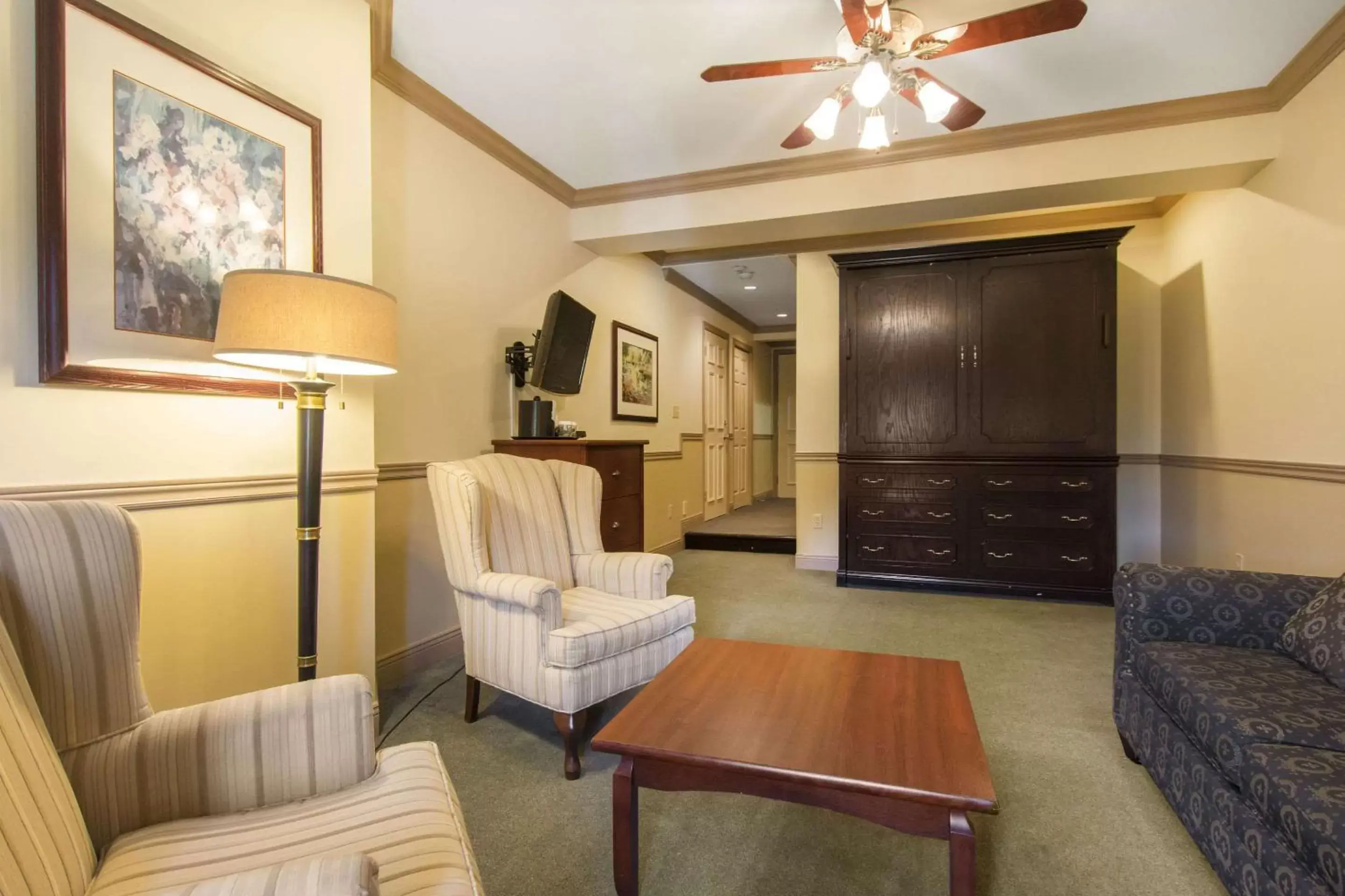 Photo of the whole room, Seating Area in Inn on the Lake, Ascend Hotel Collection