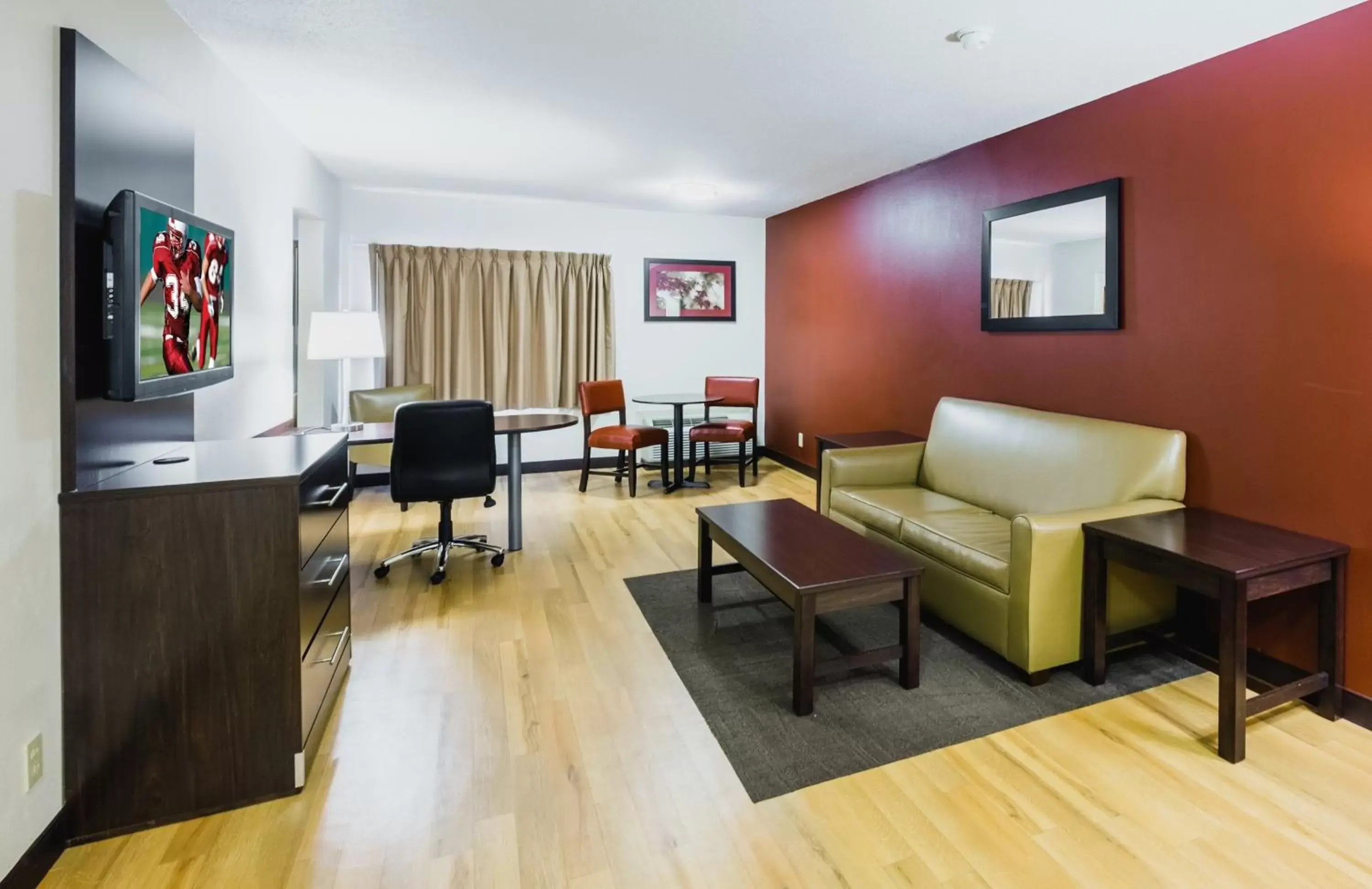 Bedroom, Seating Area in Red Roof Inn PLUS+ South Deerfield - Amherst