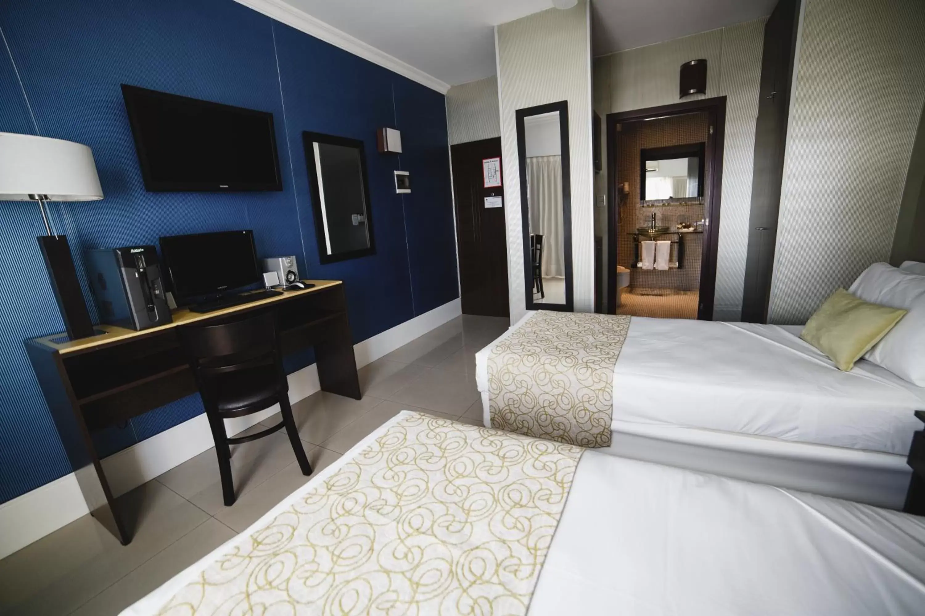 Bedroom, TV/Entertainment Center in Ker Urquiza Hotel