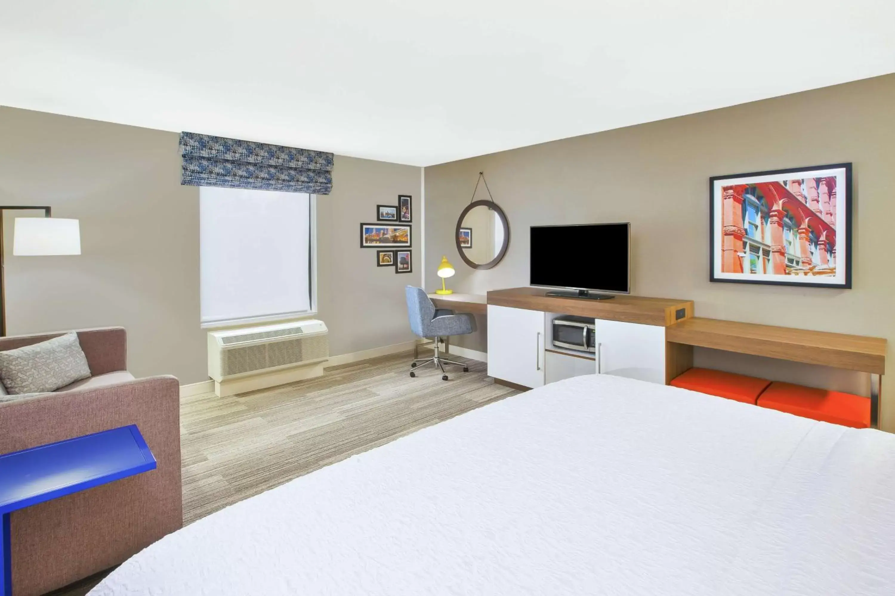 Bedroom, TV/Entertainment Center in Hampton Inn & Suites Oakwood Village-Cleveland