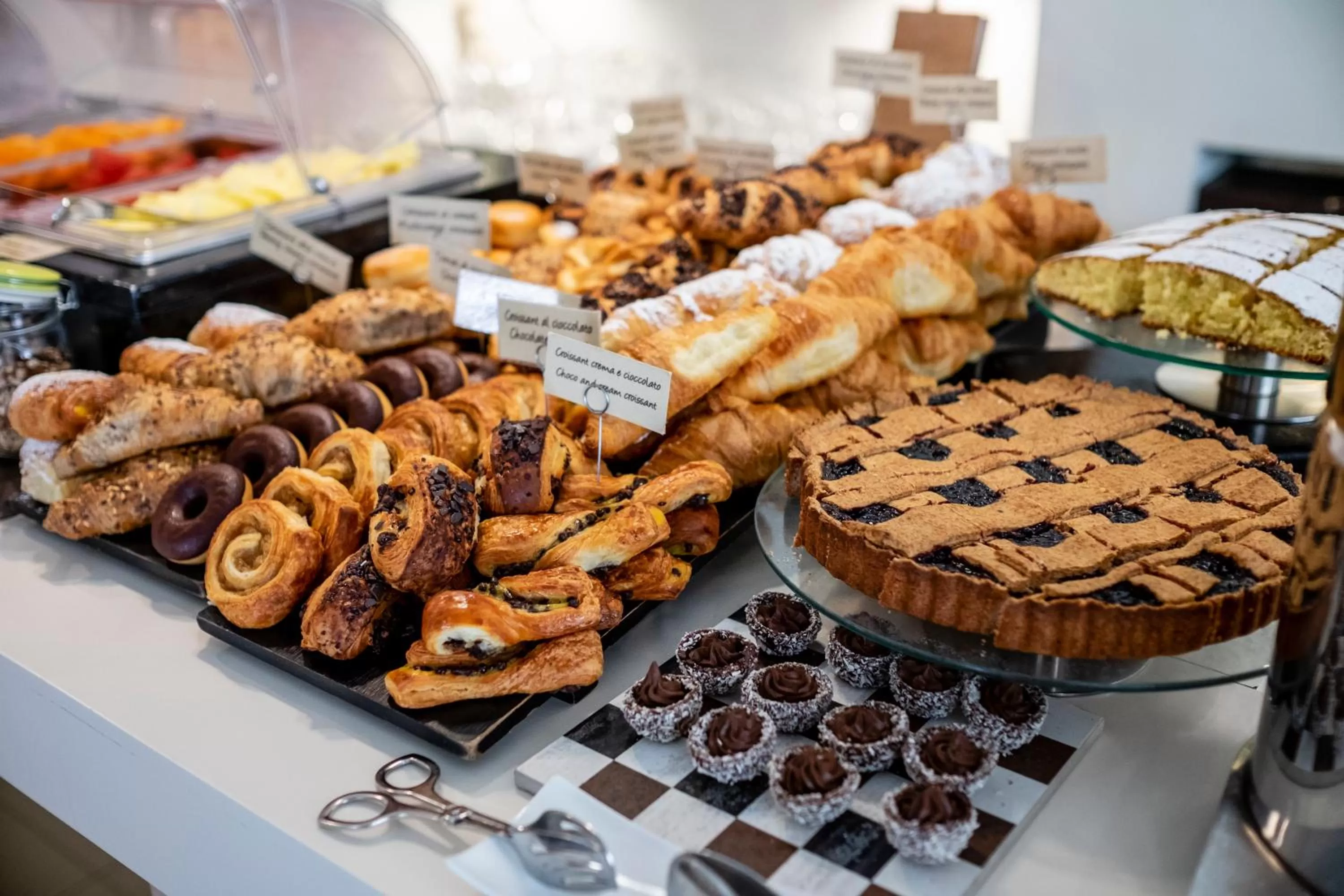 Buffet breakfast in Le Rose Spa Hotel