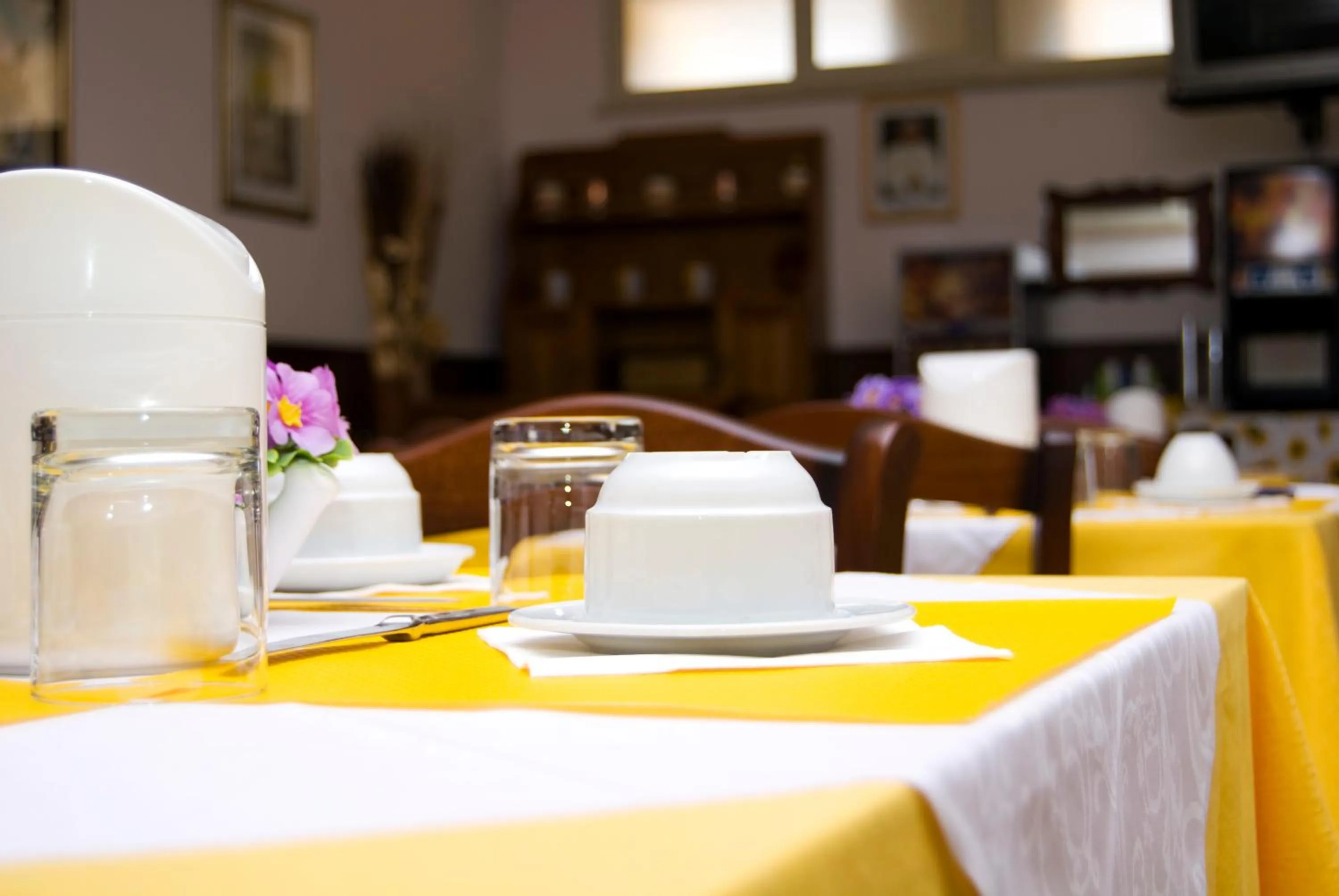 Restaurant/places to eat in Hotel California