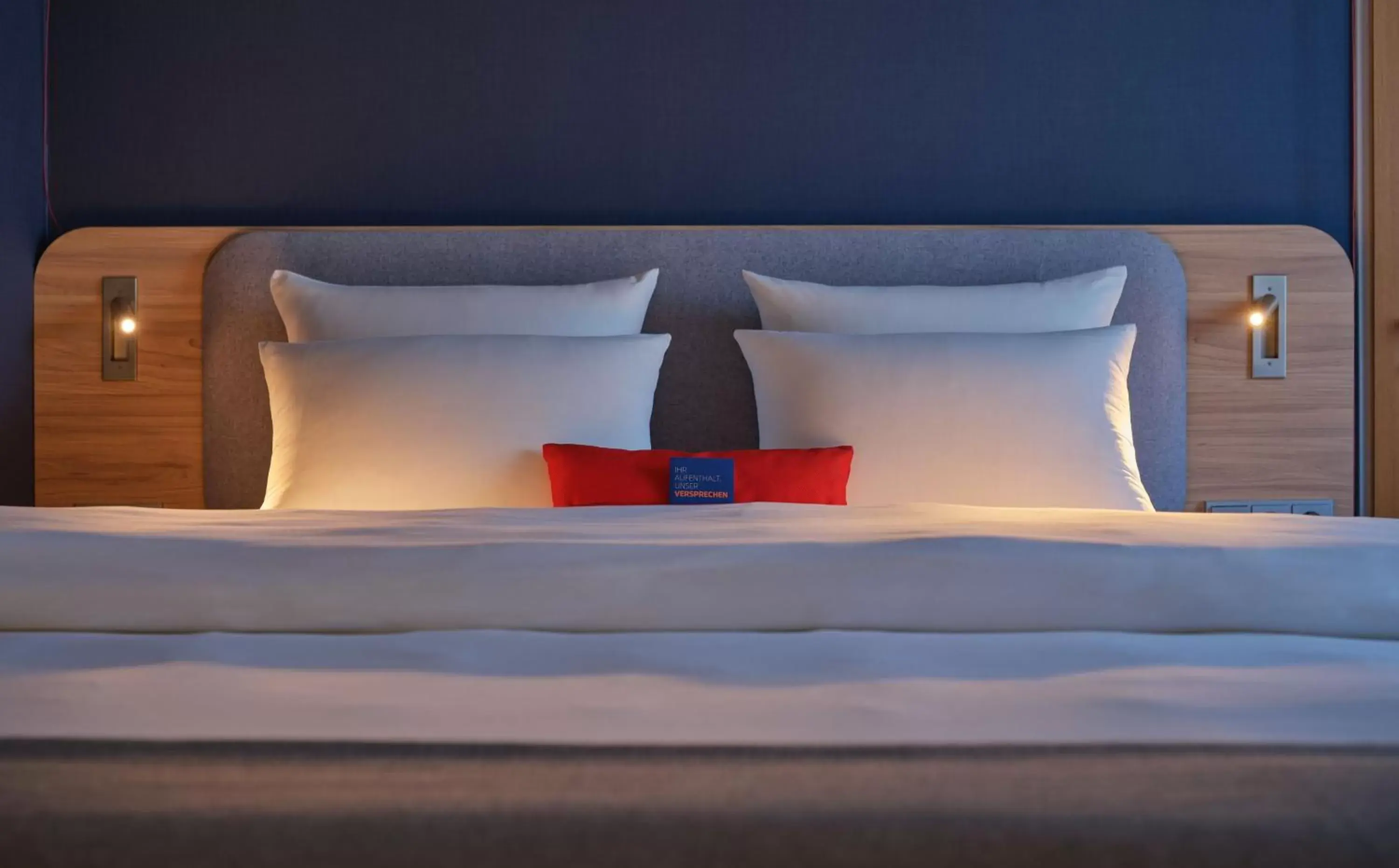 Photo of the whole room, Bed in Holiday Inn Express Cologne Muelheim by IHG Photo of the whole room, Bed in Holiday Inn Express Cologne Muelheim by IHG