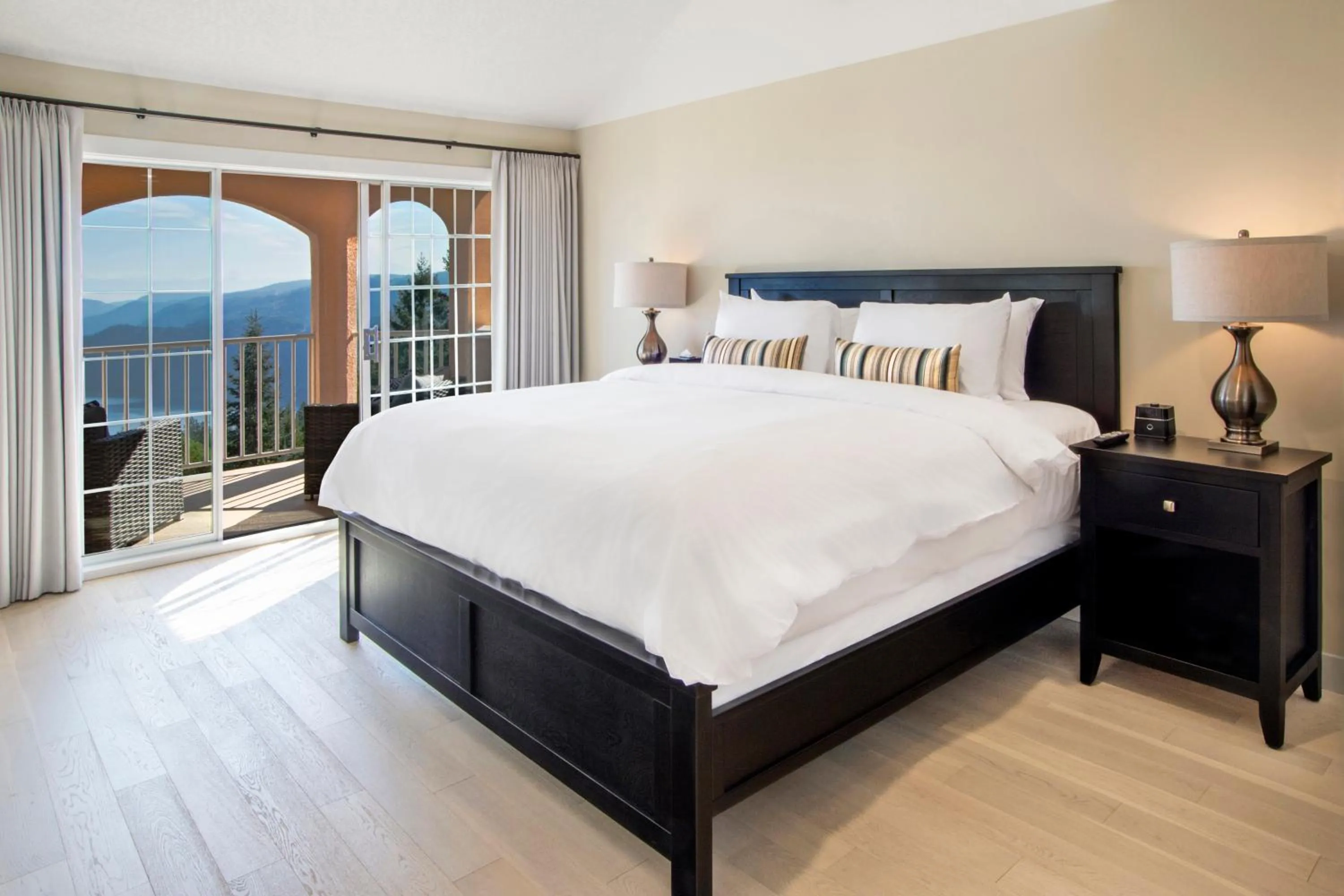 Bedroom, Bed in Villa Eyrie Resort