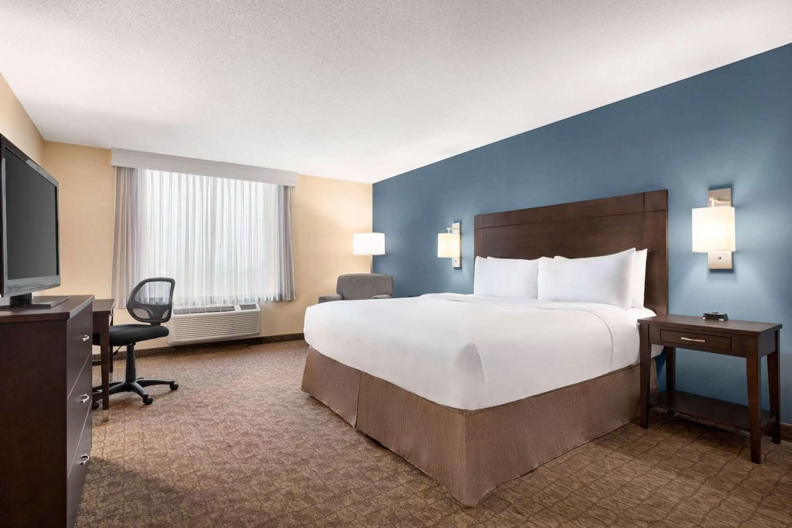 Photo of the whole room, Bed in Wyndham Garden Niagara Falls Fallsview