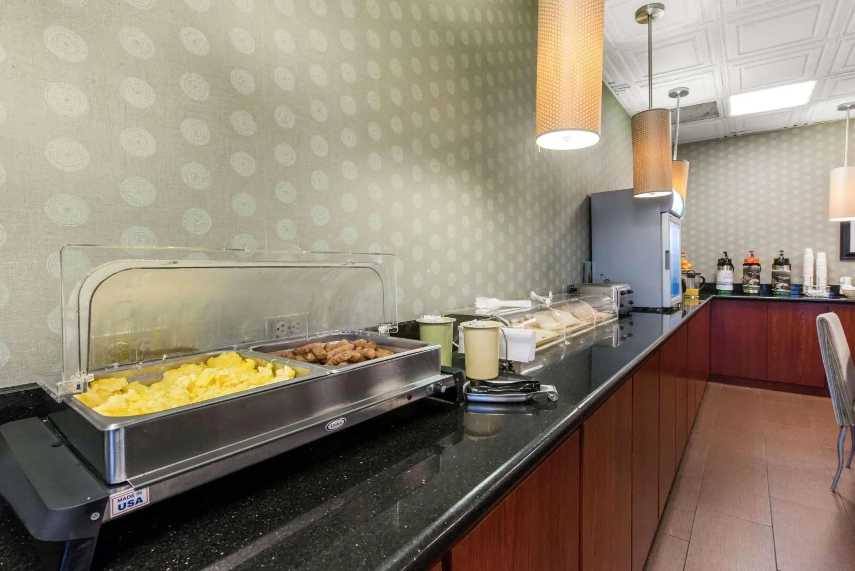 Restaurant/places to eat, Kitchen/Kitchenette in Quality Inn & Suites