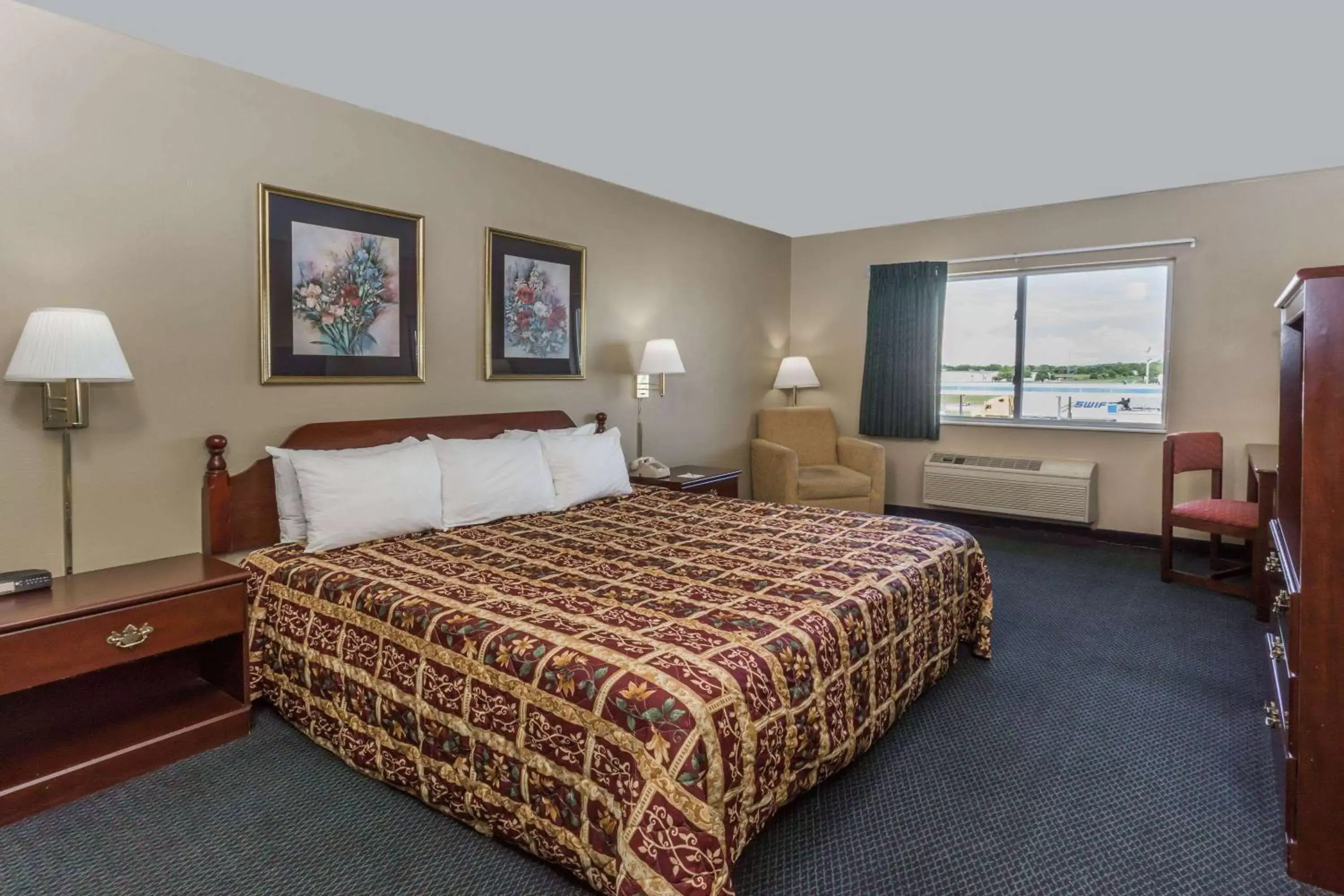 Photo of the whole room, Bed in Days Inn & Suites by Wyndham of Morris