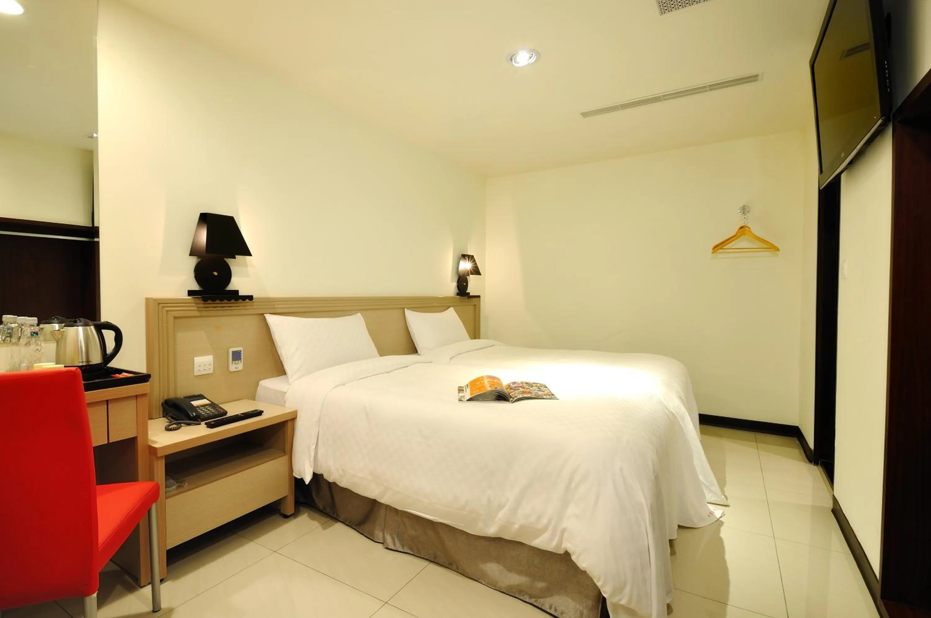 Photo of the whole room, Bed in 安可旅店 Bravo Hotel