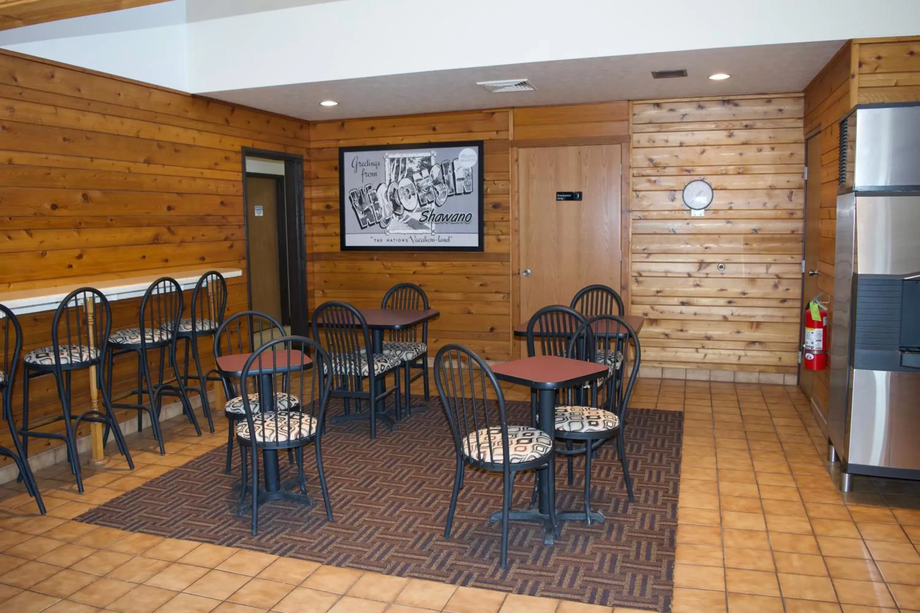 Seating area, Restaurant/Places to Eat in AmeriVu Inn and Suites Shawano WI