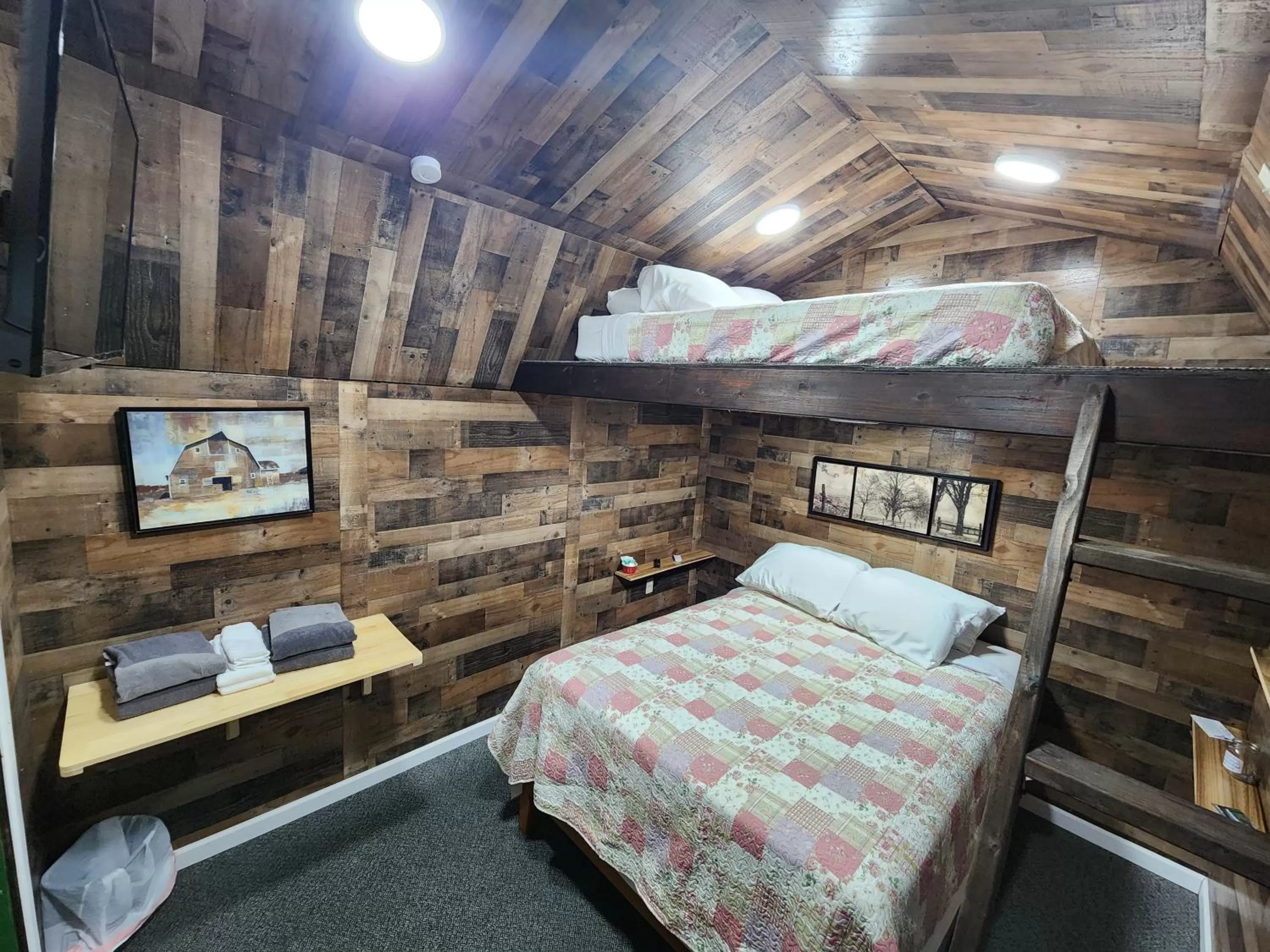 Photo of the whole room, Bed in Genas's Sierra Inn & Restaurant