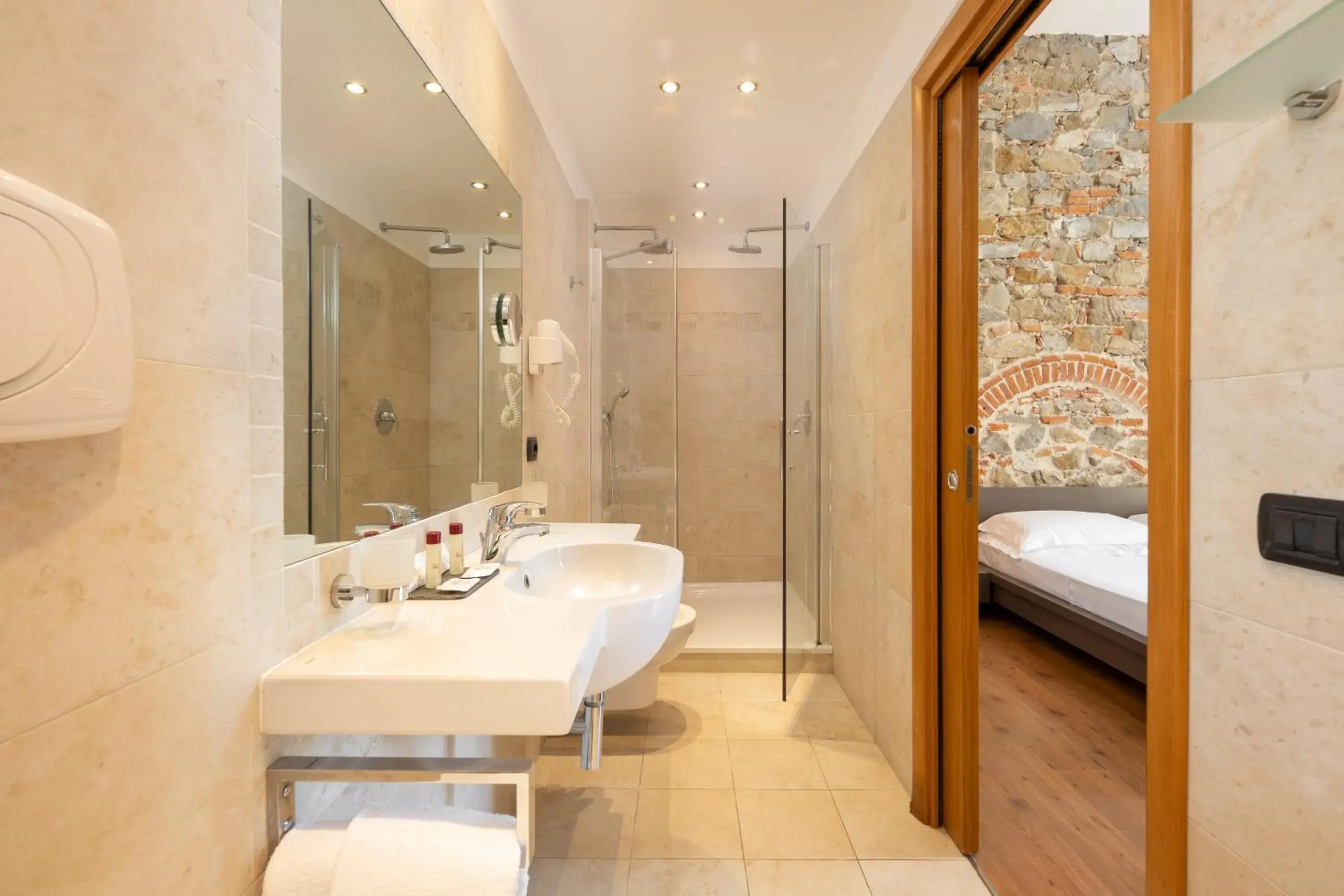 Shower, Bathroom in Hotel Villa Betania