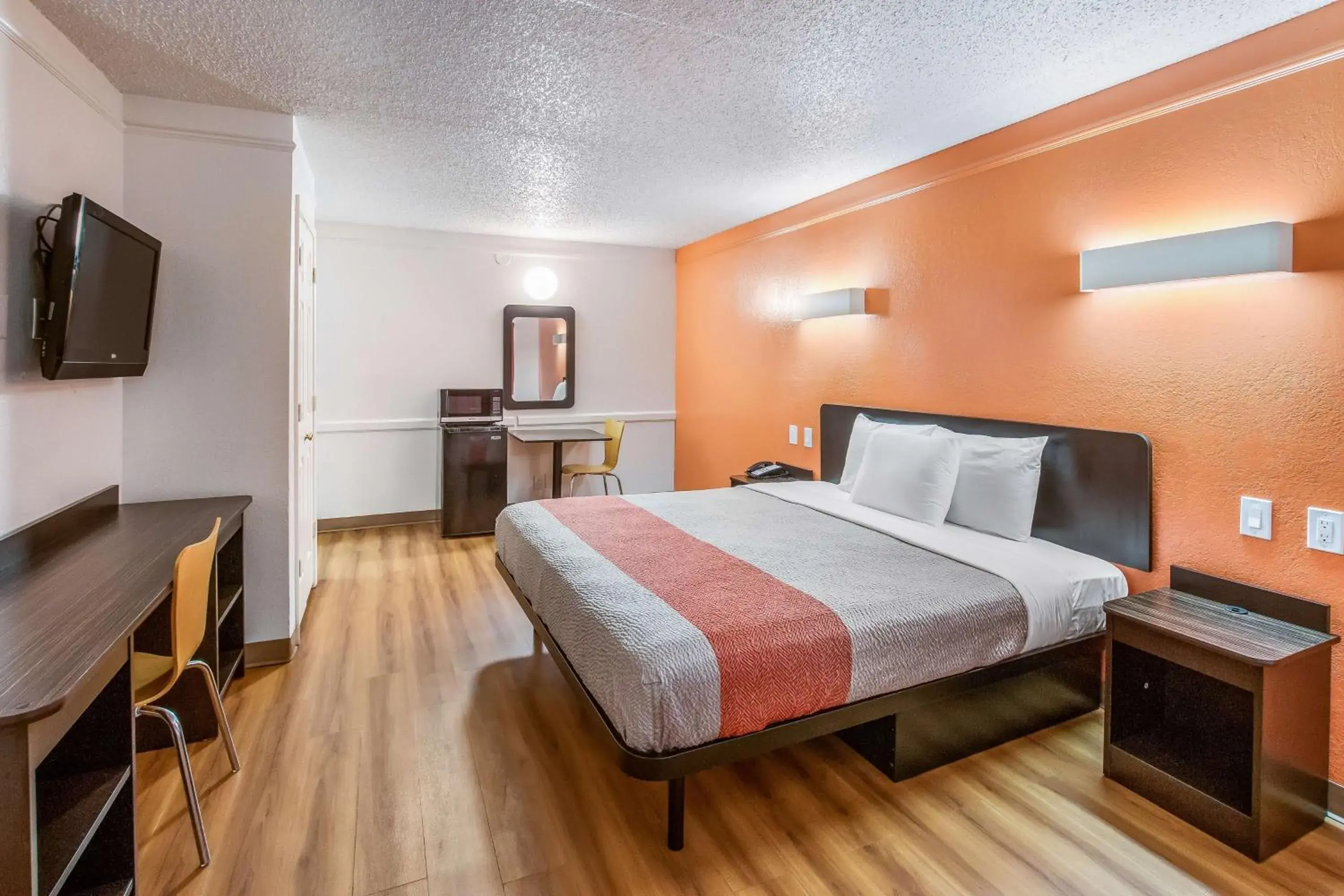 TV and multimedia, Bed in Motel 6-Euless, TX - DFW West