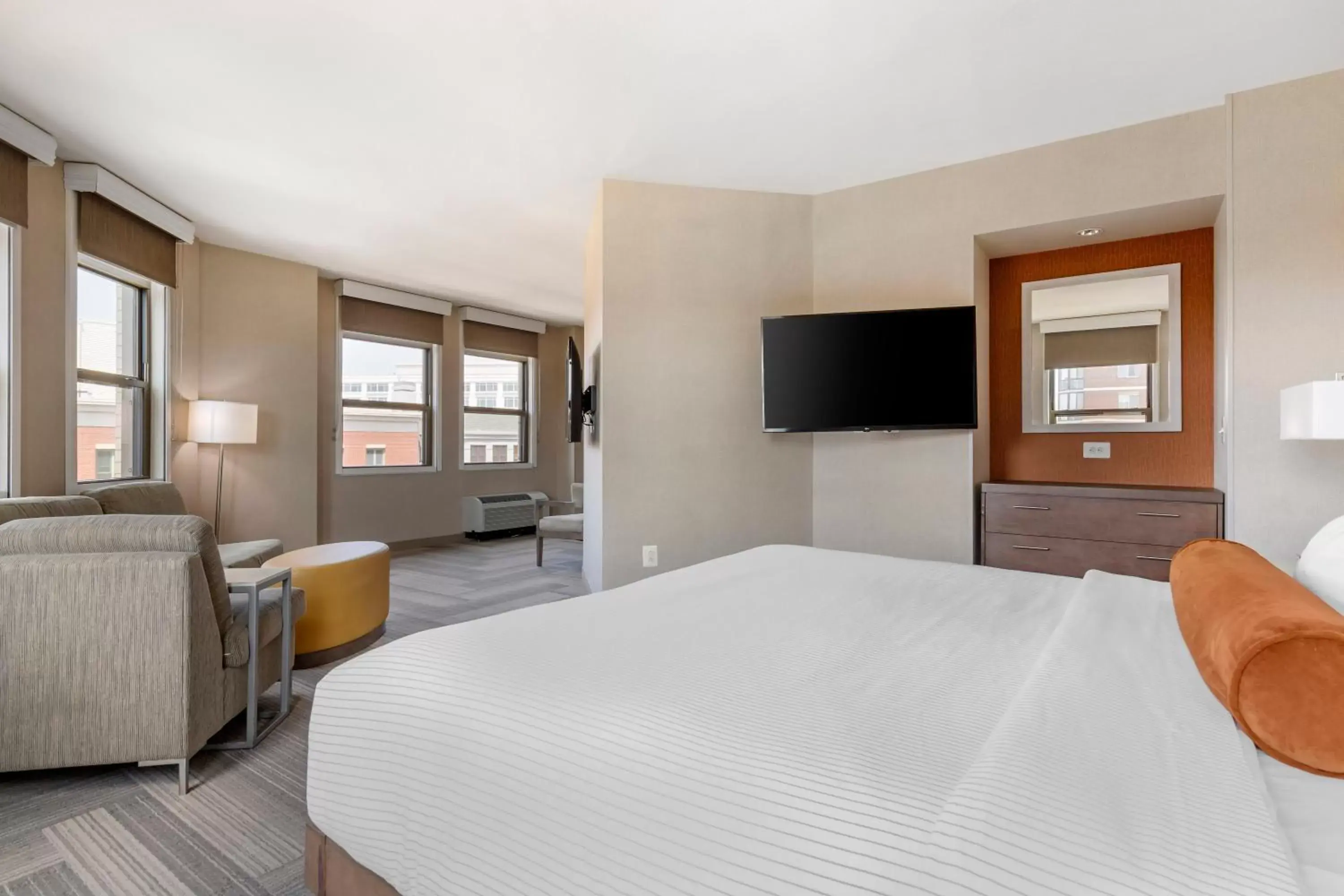 Bed, TV/Entertainment Center in Cambria Hotel Rockville