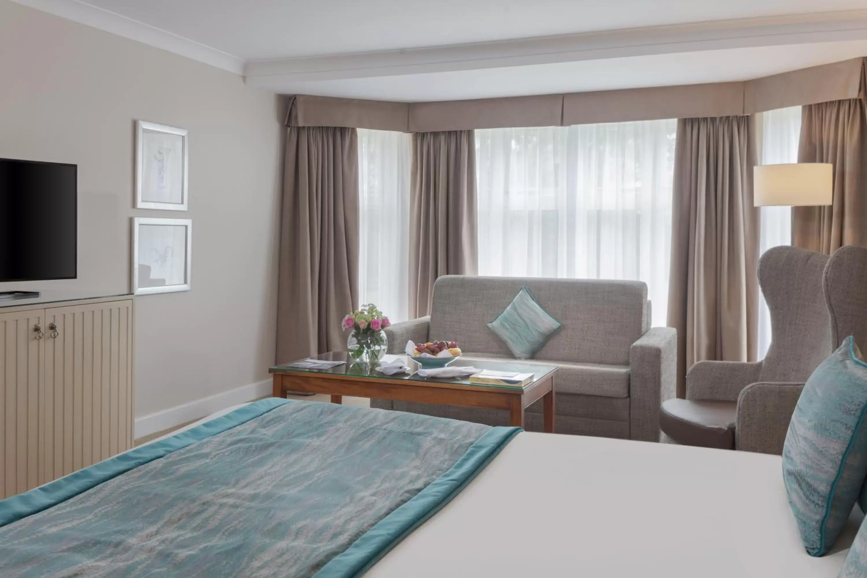Bedroom, Seating Area in Mercure Shrewsbury Albrighton Hall Hotel & Spa