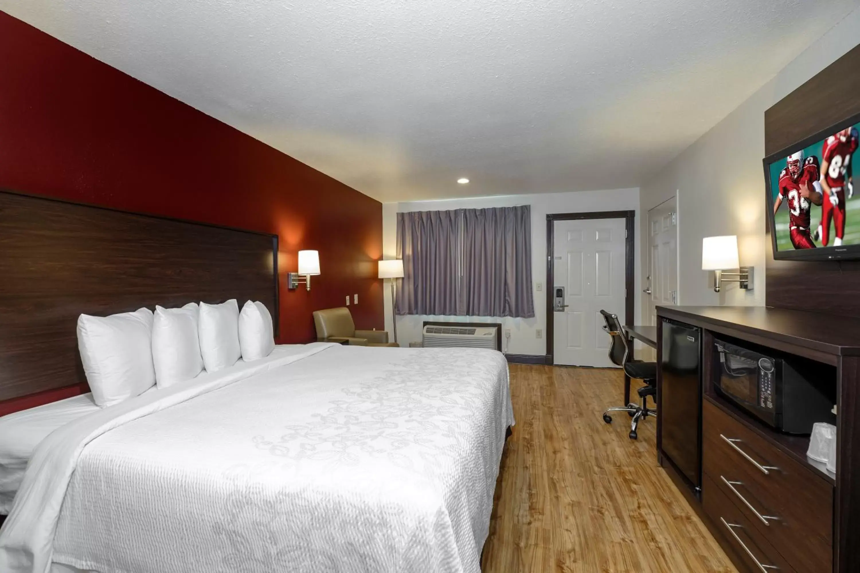 Photo of the whole room, Bed in Red Roof Inn PLUS+ Hammond