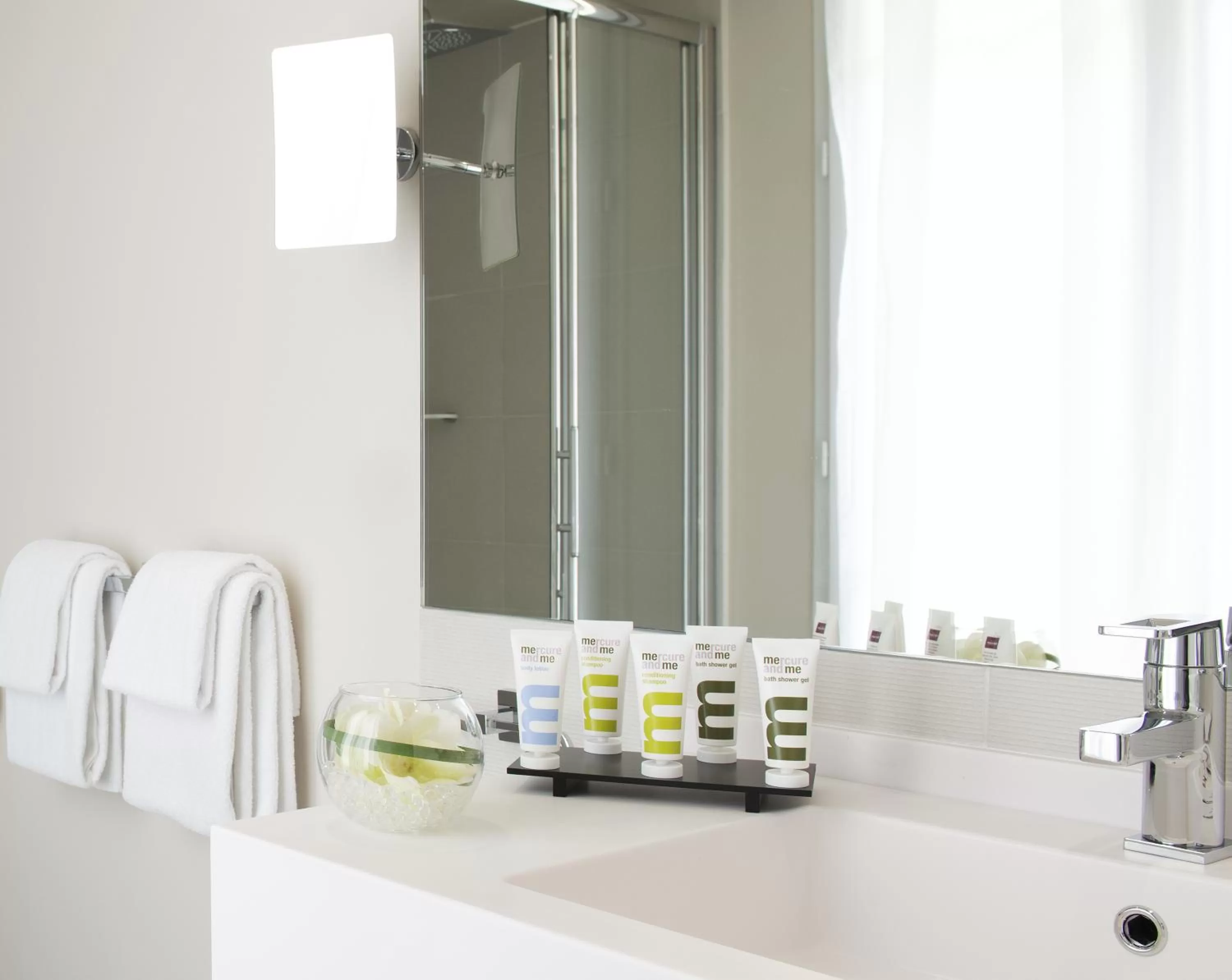 Bathroom in Mercure Paris Levallois