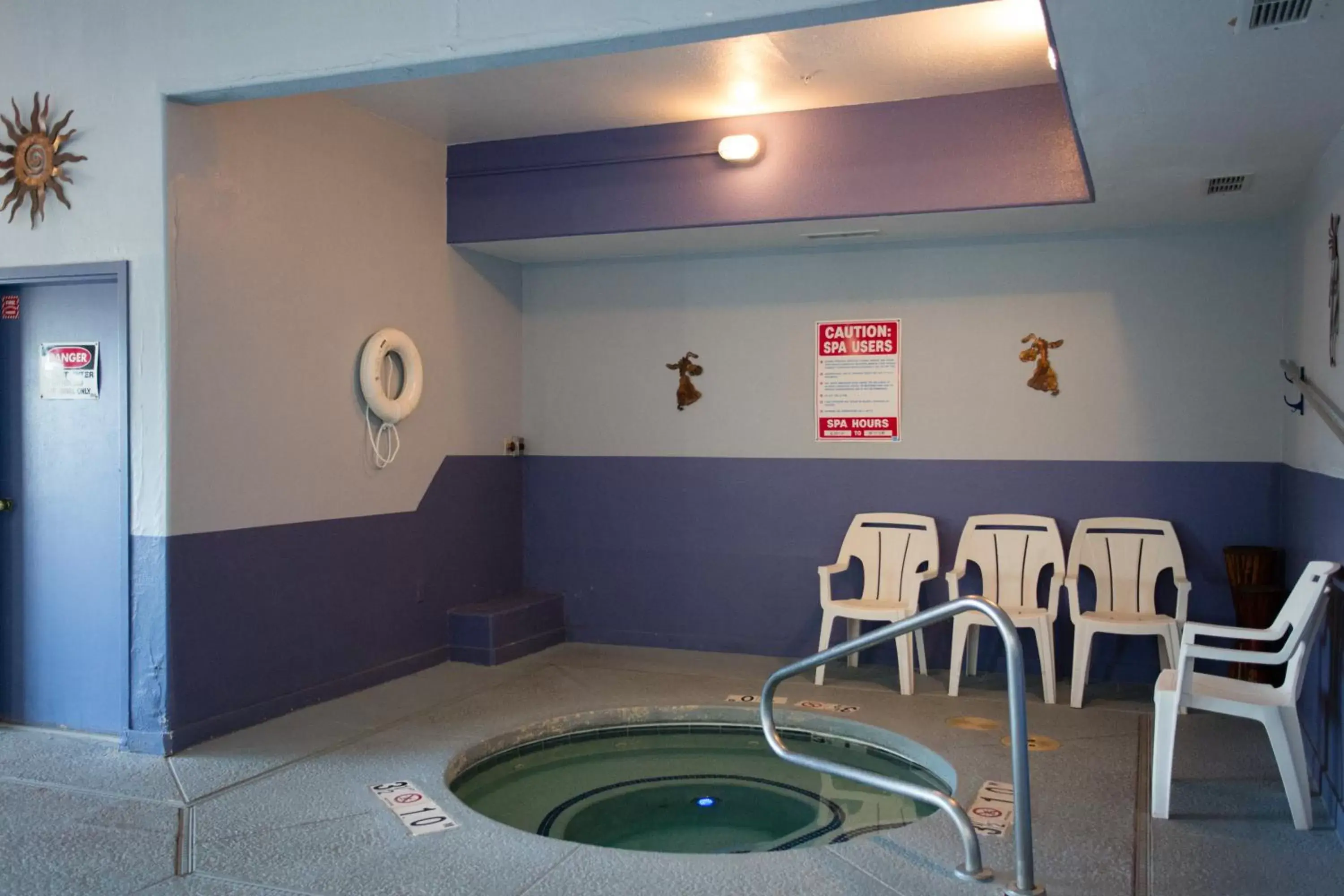 Swimming pool in Vagabond Inn Executive Swimming pool in Vagabond Inn Executive