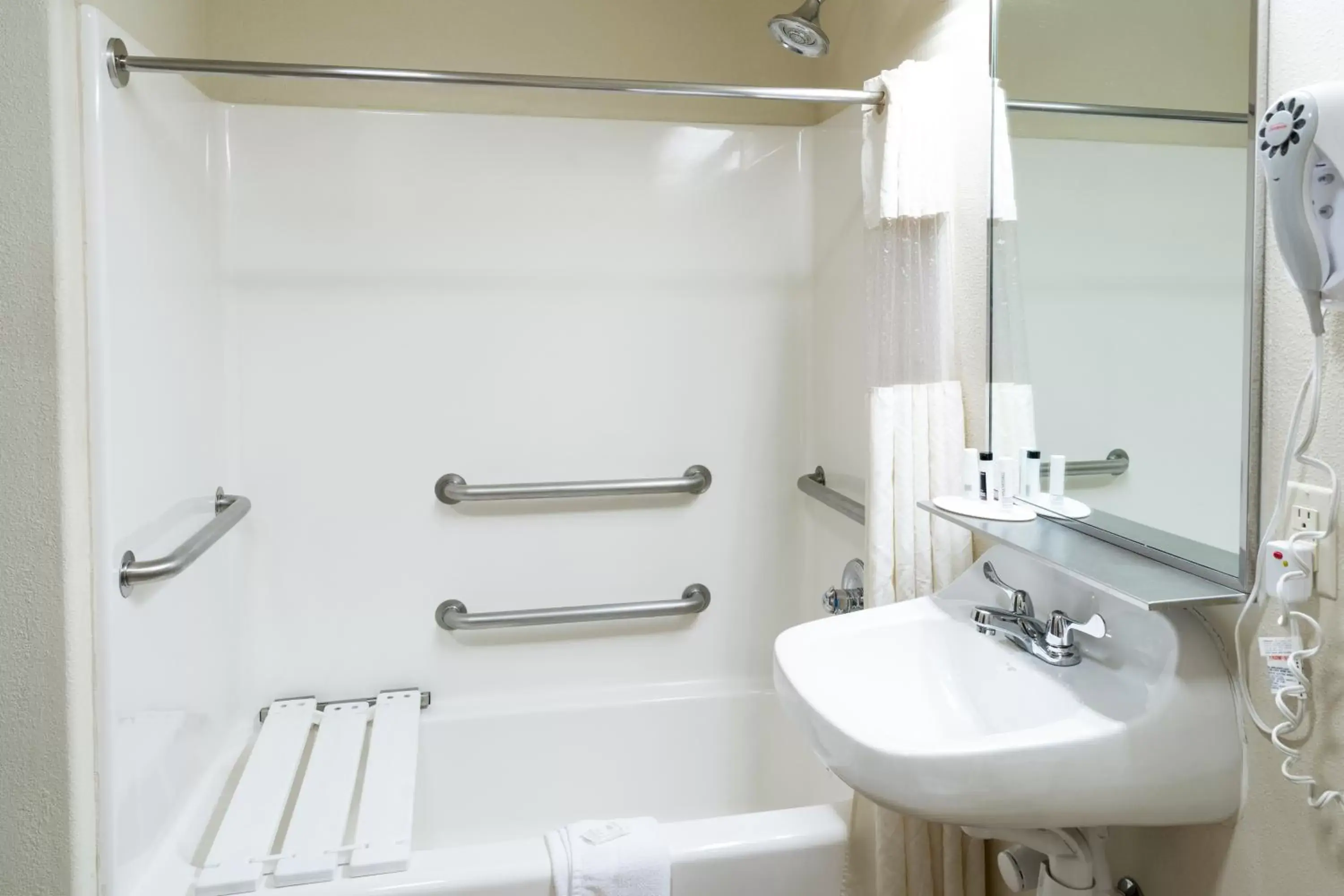 Shower, Bathroom in Pinedale Hotel & Suites