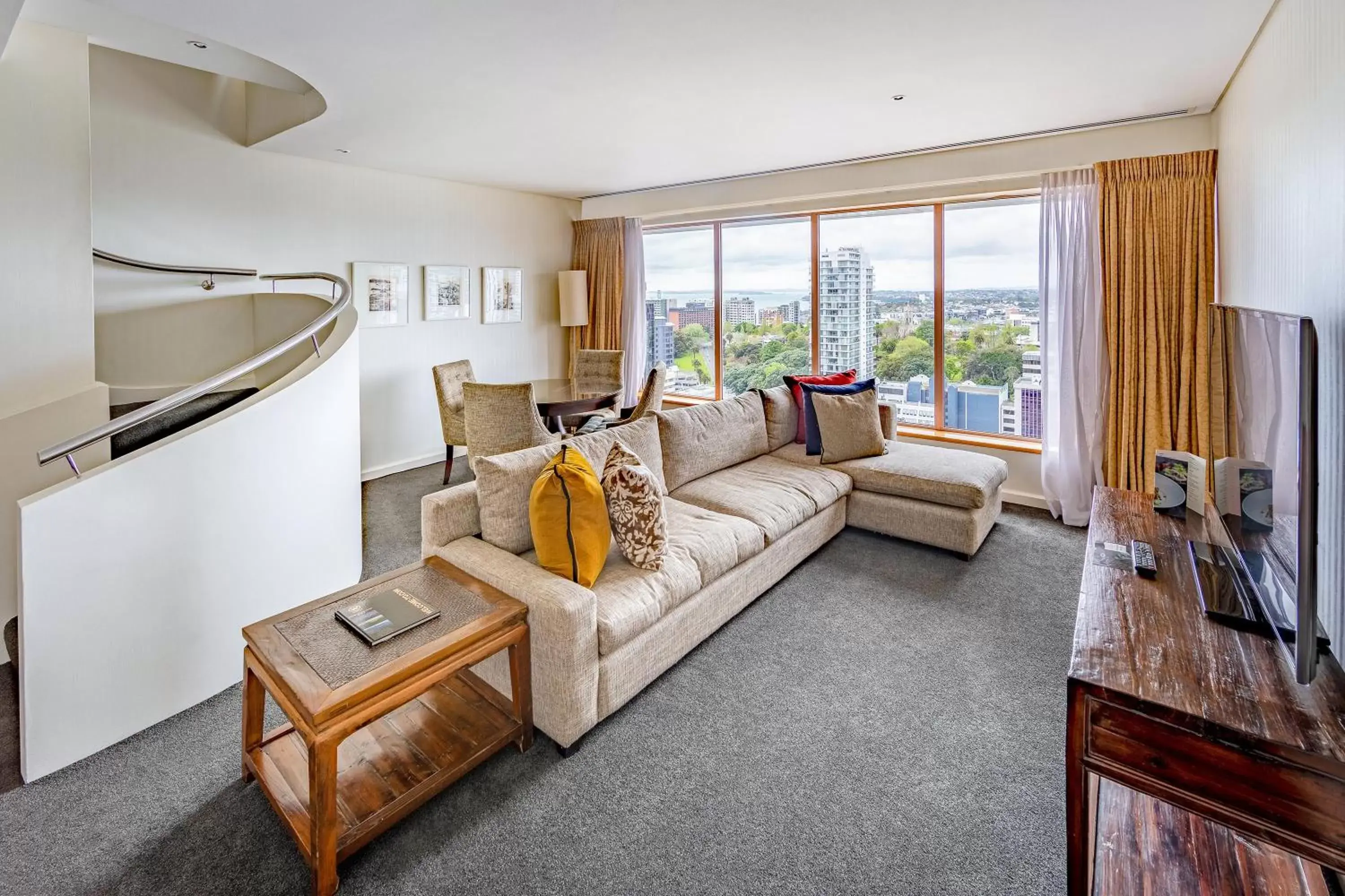 Living room, Seating Area in Crowne Plaza Auckland, an IHG Hotel