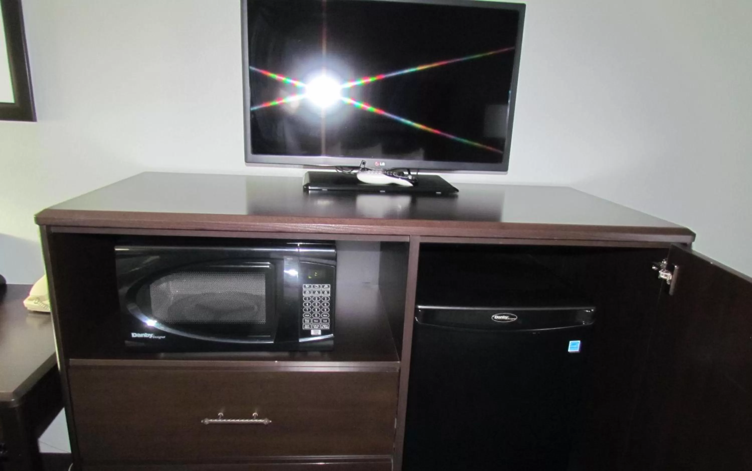 TV and multimedia in Oak Hill Inn & Suites