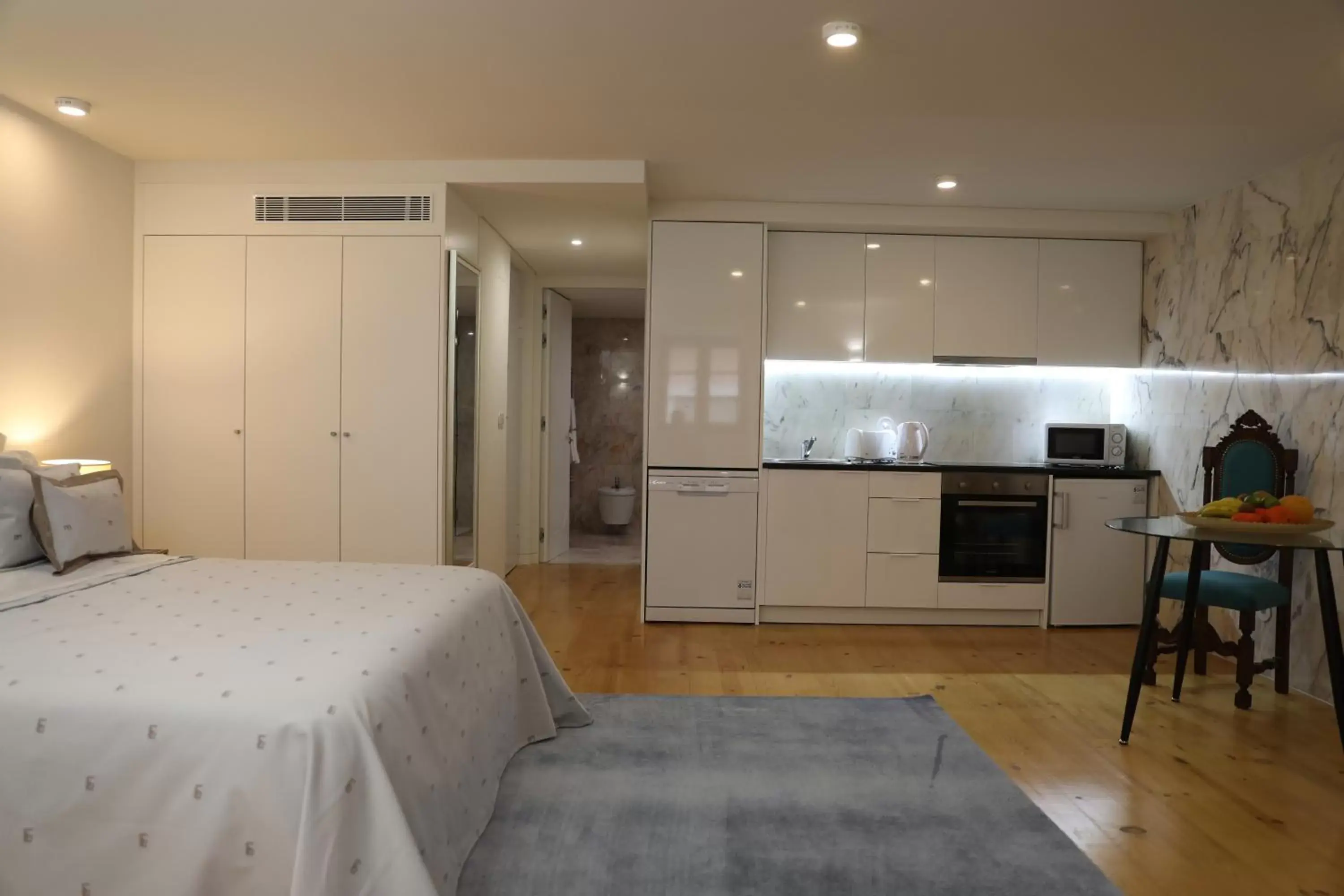 Bed, Kitchen/Kitchenette in TM Luxury Apartments Lisbon