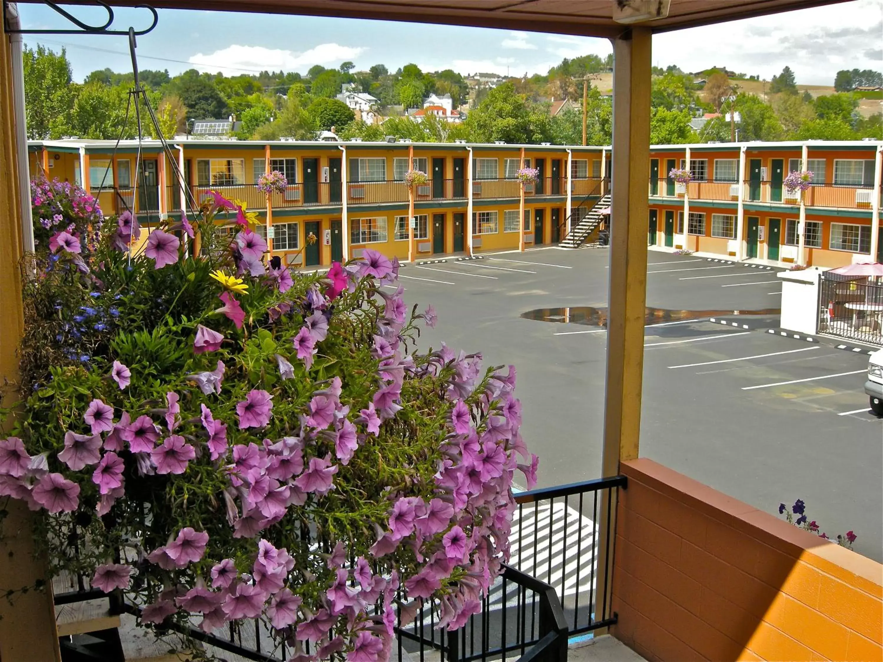 Property building, Balcony/Terrace in Americas Best Value Inn - Pendleton