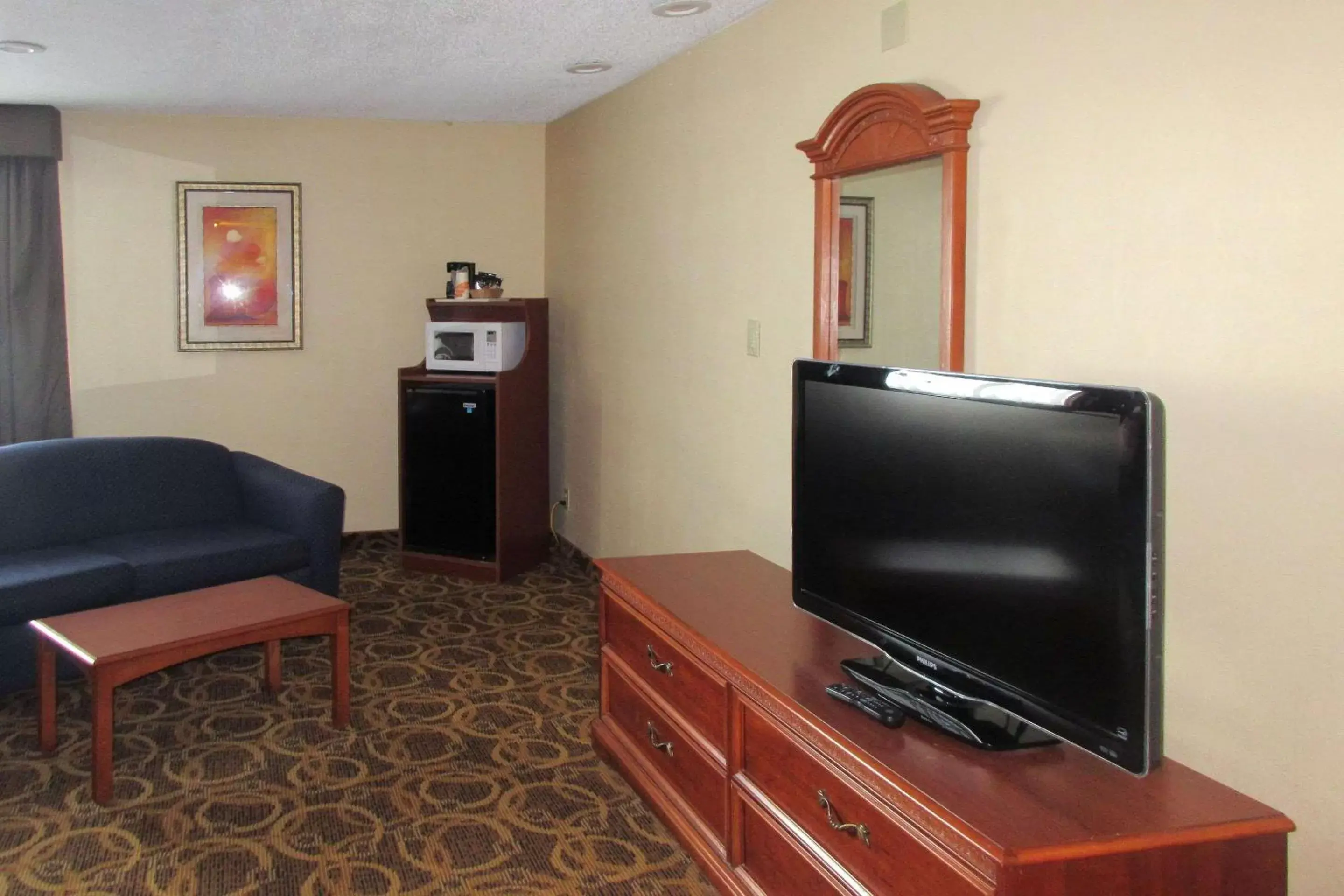 Photo of the whole room, TV/Entertainment Center in Clarion Inn