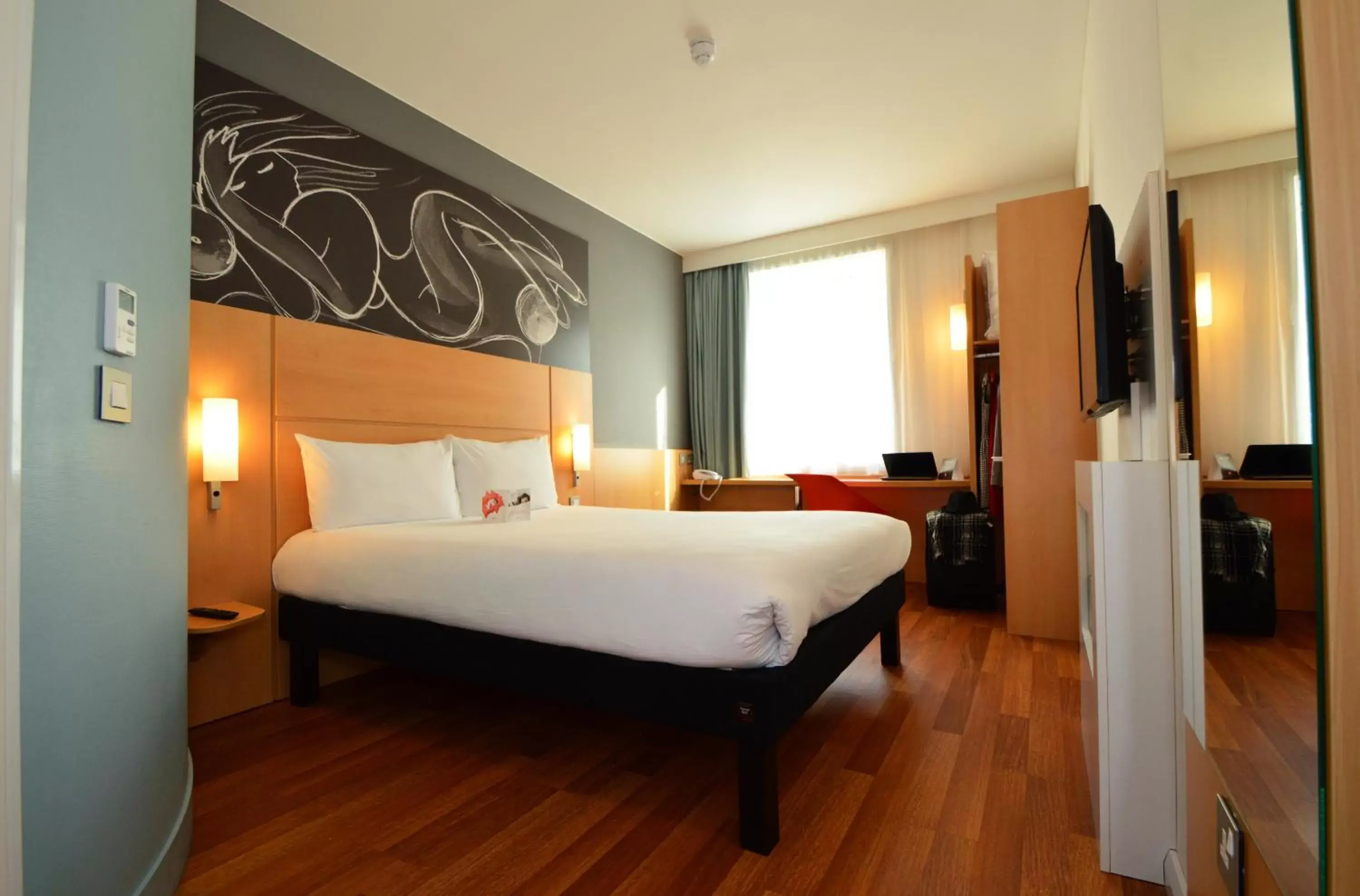 Photo of the whole room, Bed in ibis Edinburgh Centre South Bridge – Royal Mile Photo of the whole room, Bed in ibis Edinburgh Centre South Bridge – Royal Mile