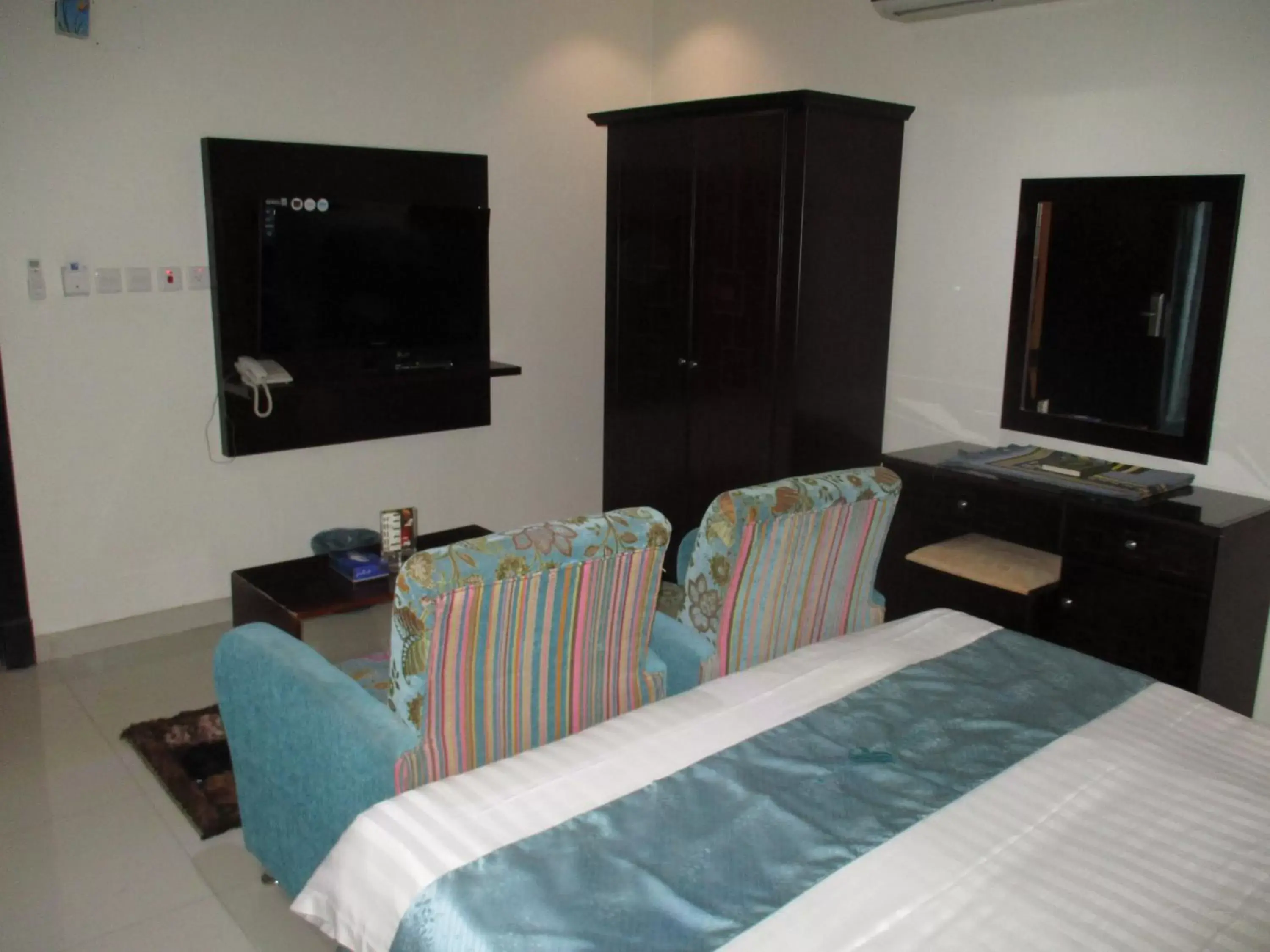 Bed, TV/Entertainment Center in Dorar Darea Hotel Apartments - Al Nafl