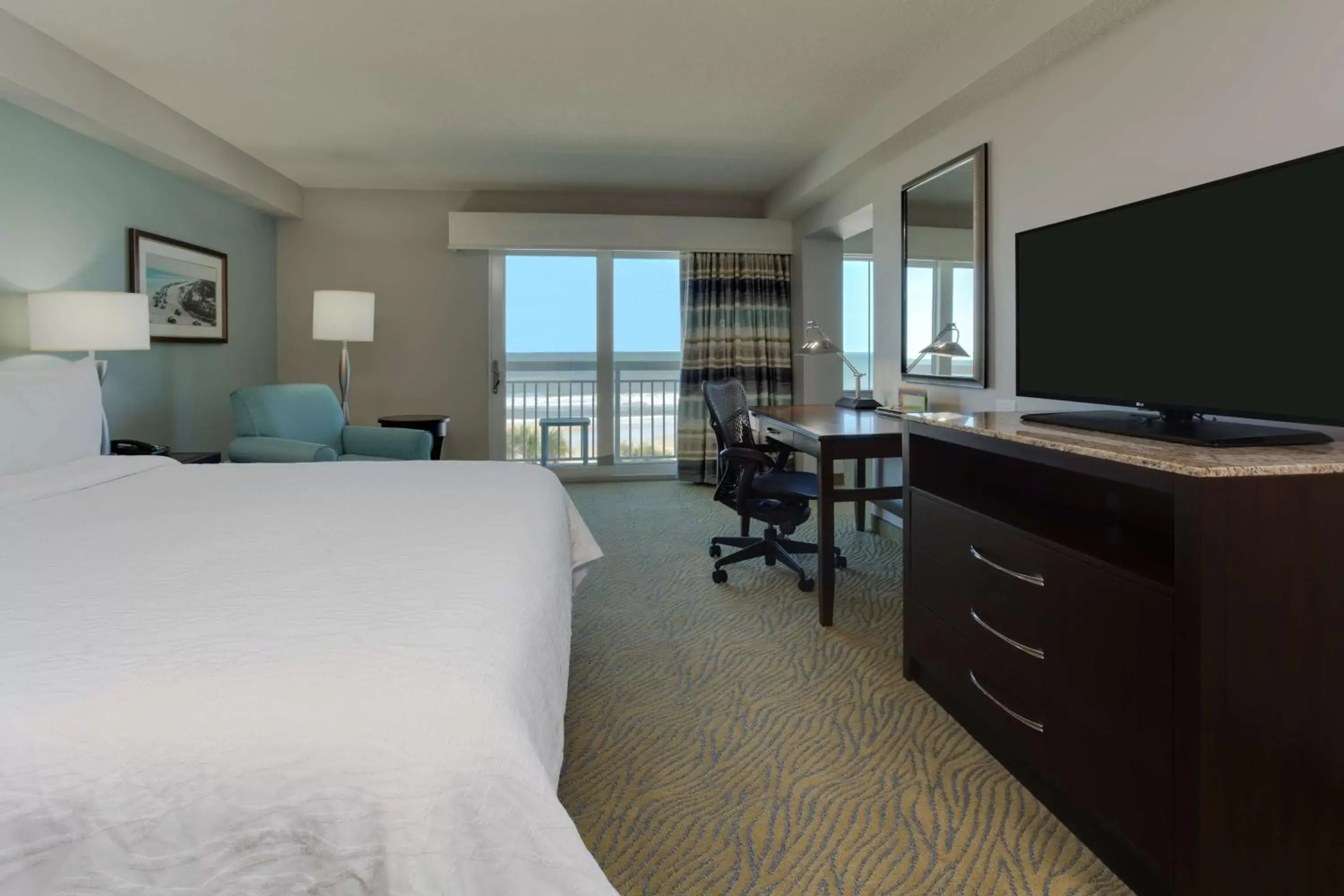 Bed, TV/Entertainment Center in Hilton Garden Inn Daytona Beach Oceanfront