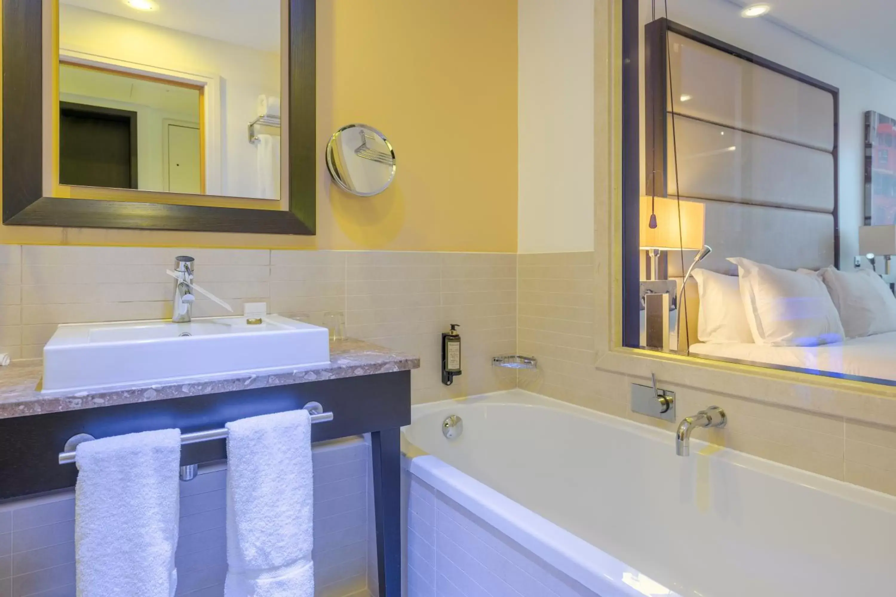 Bathroom in Pestana Chelsea Bridge Hotel