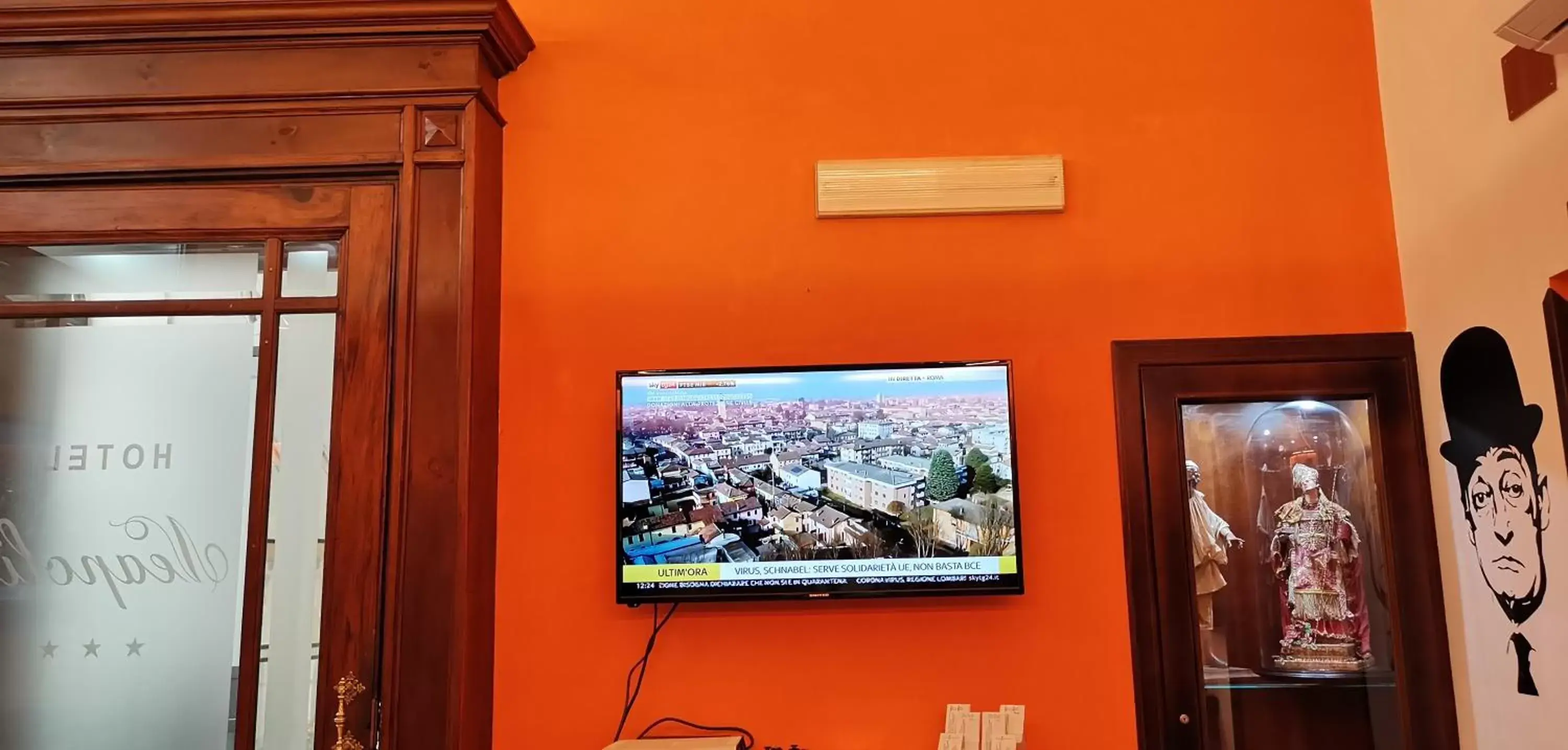 Communal lounge/ TV room, TV/Entertainment Center in Hotel Neapolis