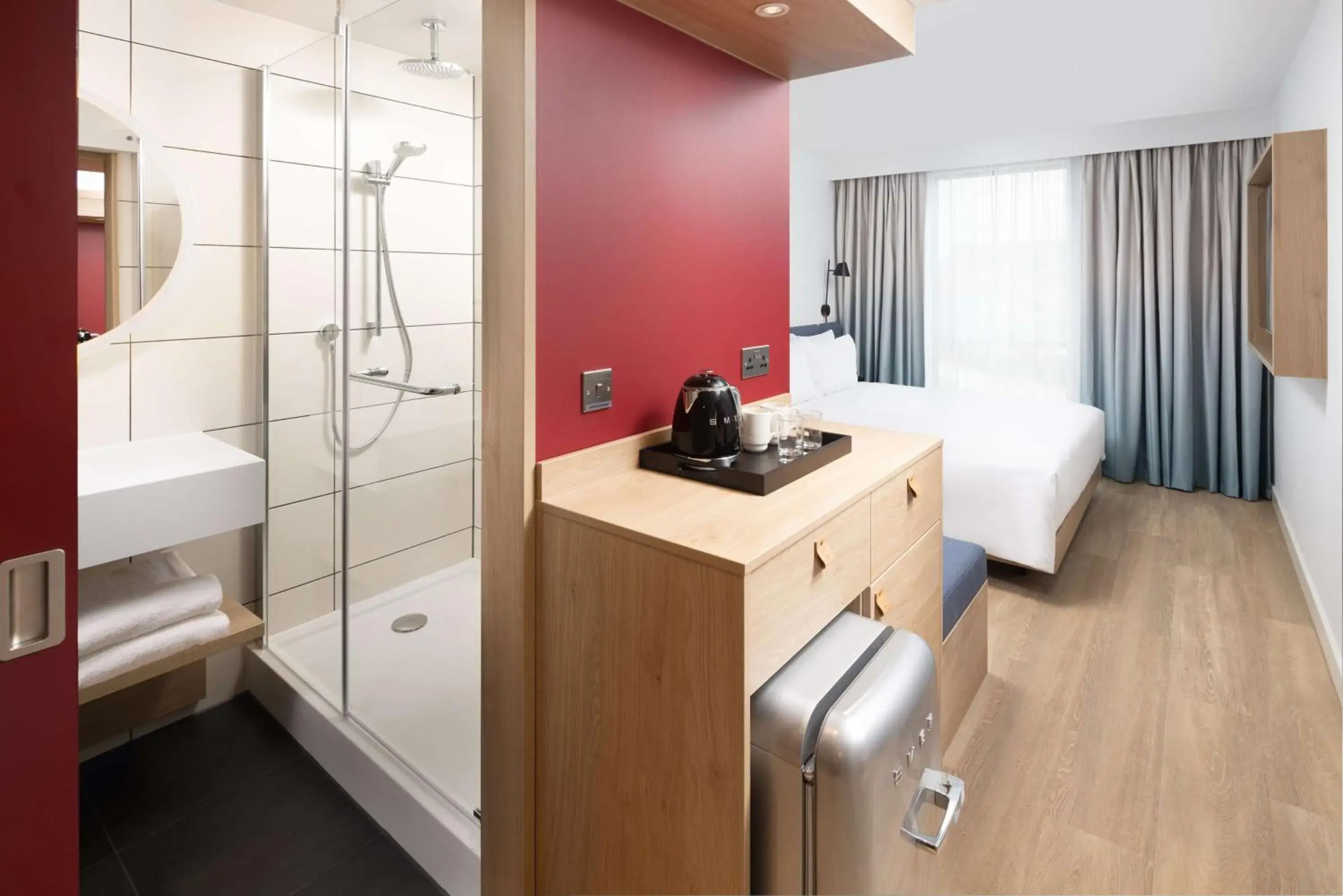 Bathroom, Bed in Hampton By Hilton Rochdale Bathroom, Bed in Hampton By Hilton Rochdale
