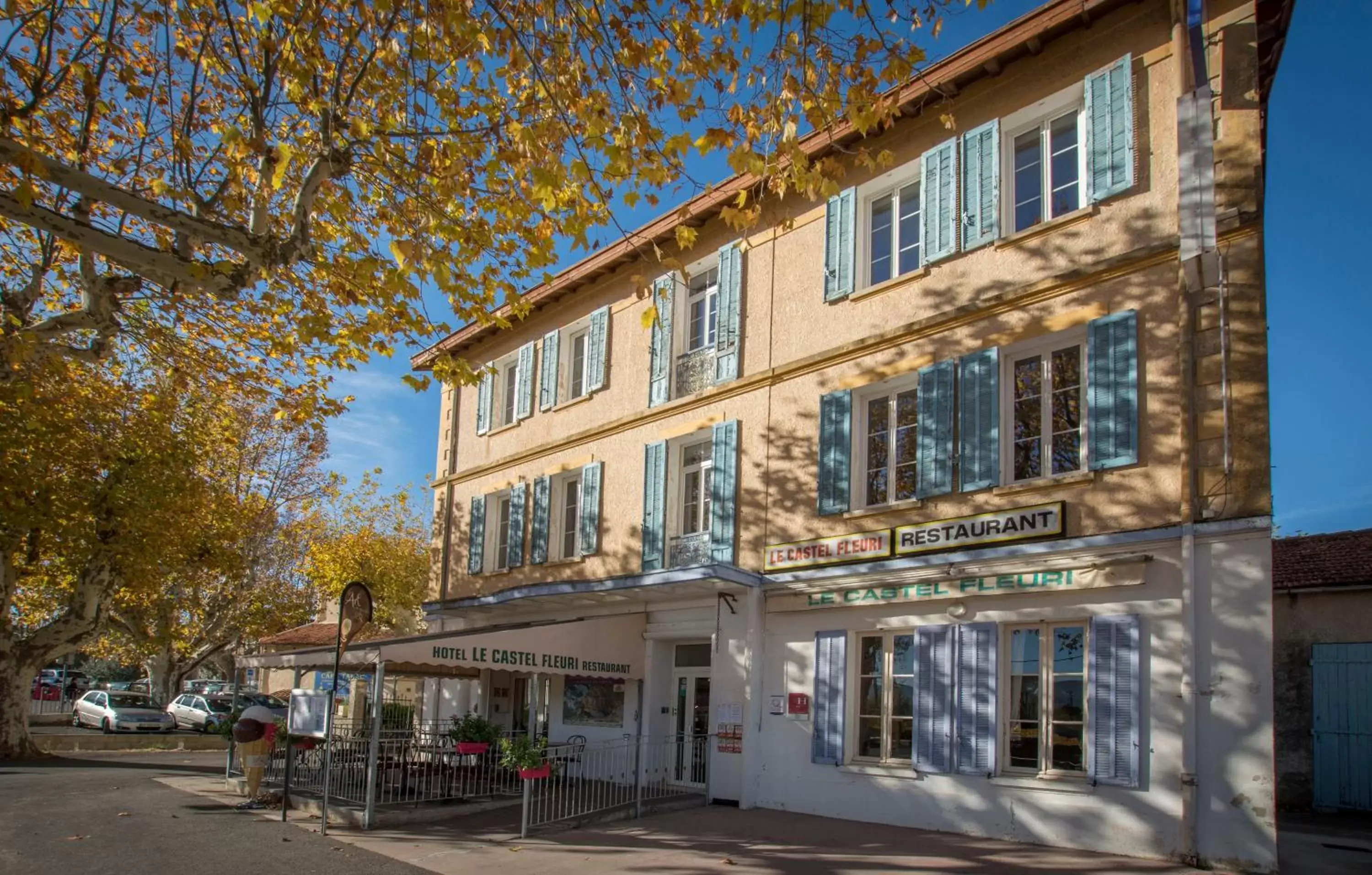 Facade/entrance, Property Building in Hotel Restaurant Le Castel Fleuri