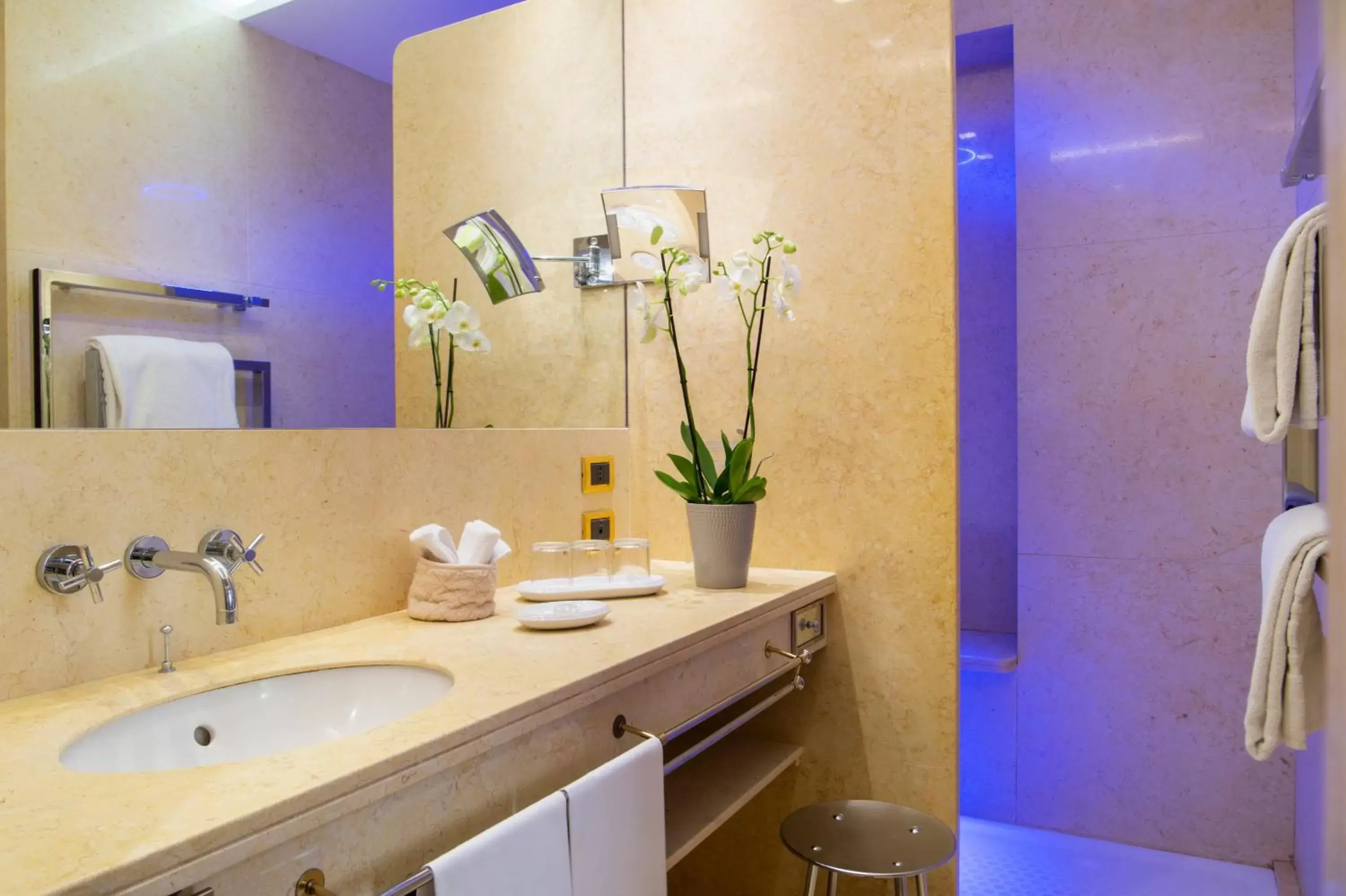 Shower, Bathroom in Art Hotel Orologio