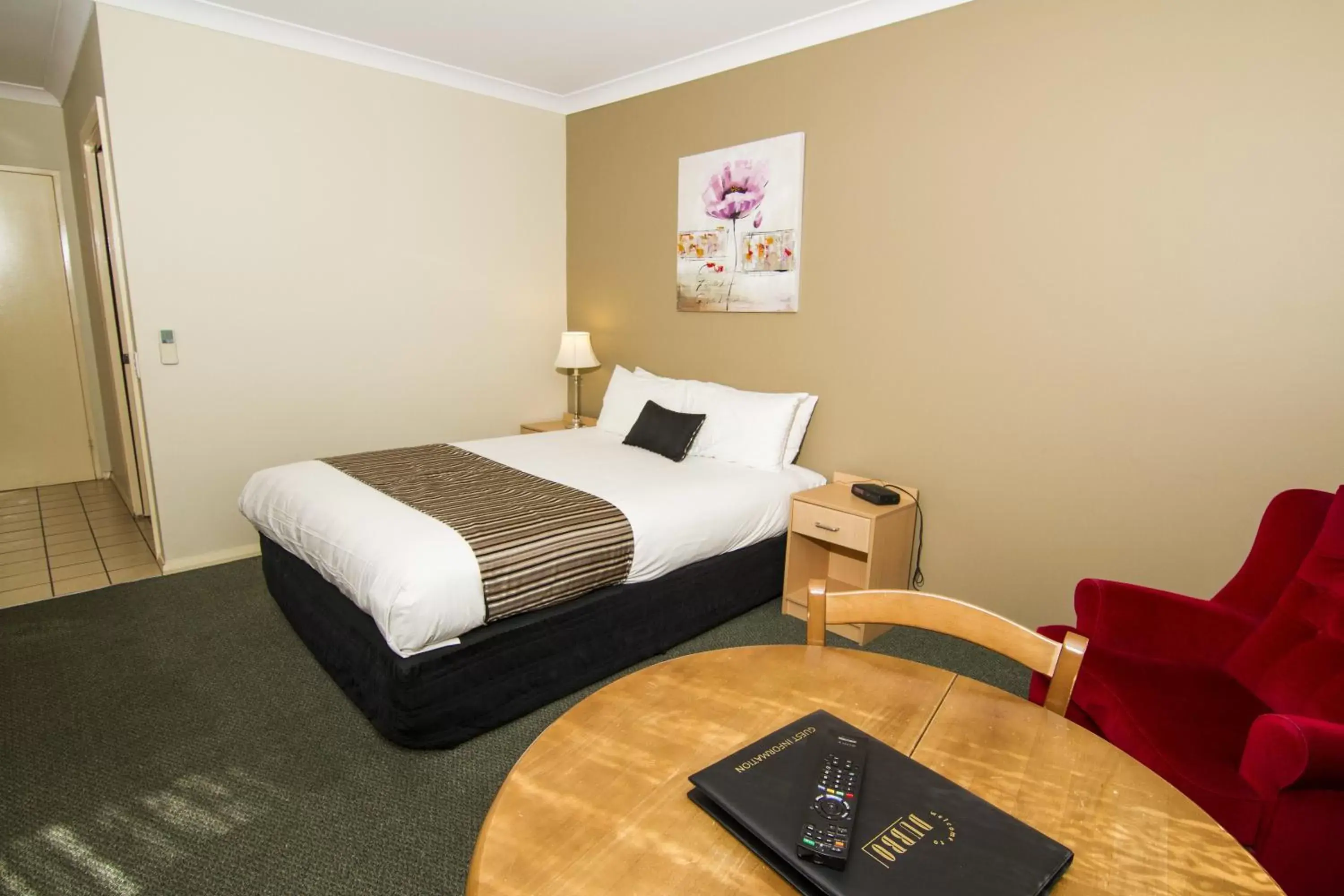 Seating area, Bed in Green Gables Motel