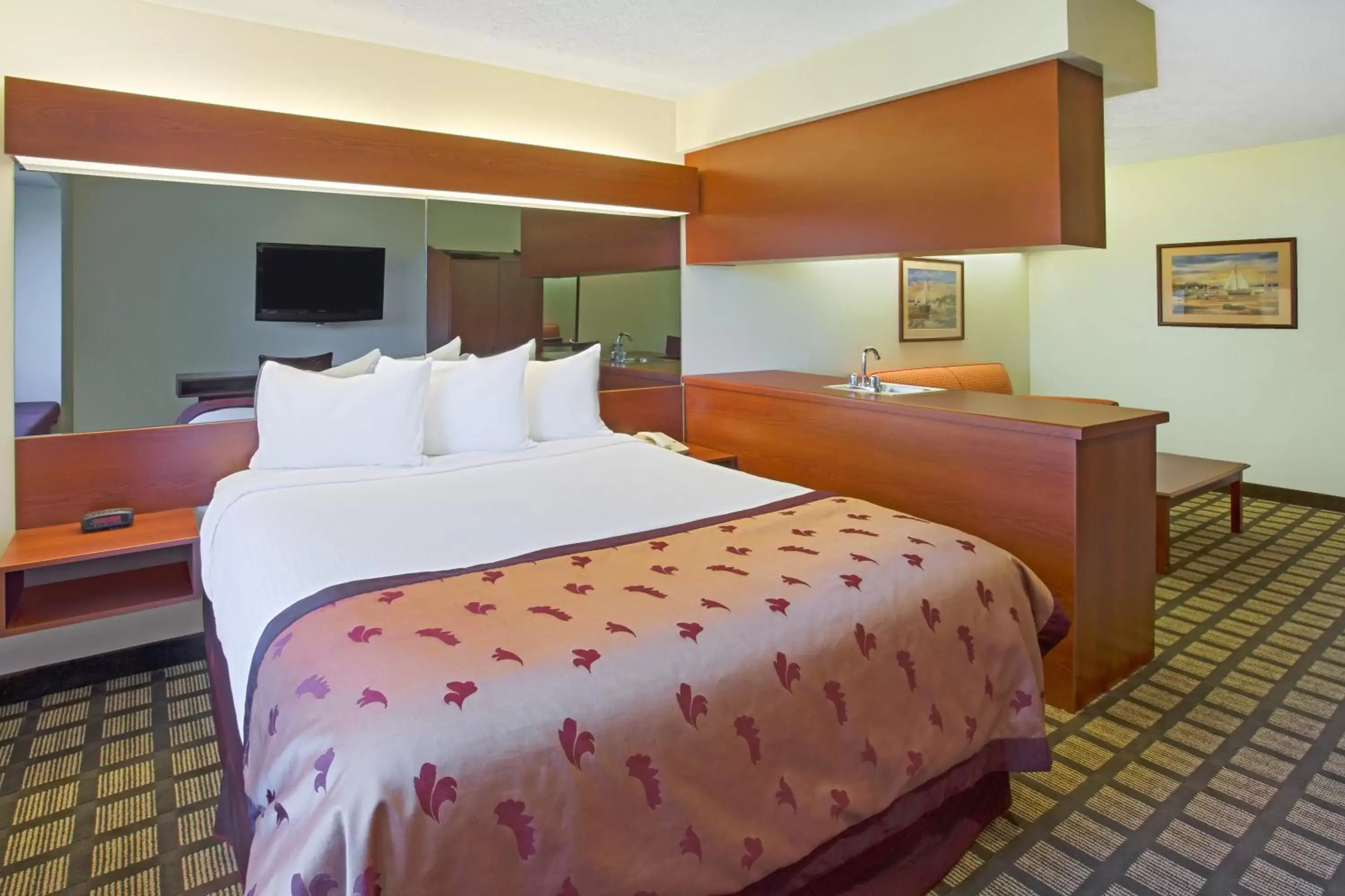 Photo of the whole room, Bed in Microtel Inn & Suites by Wyndham Holland