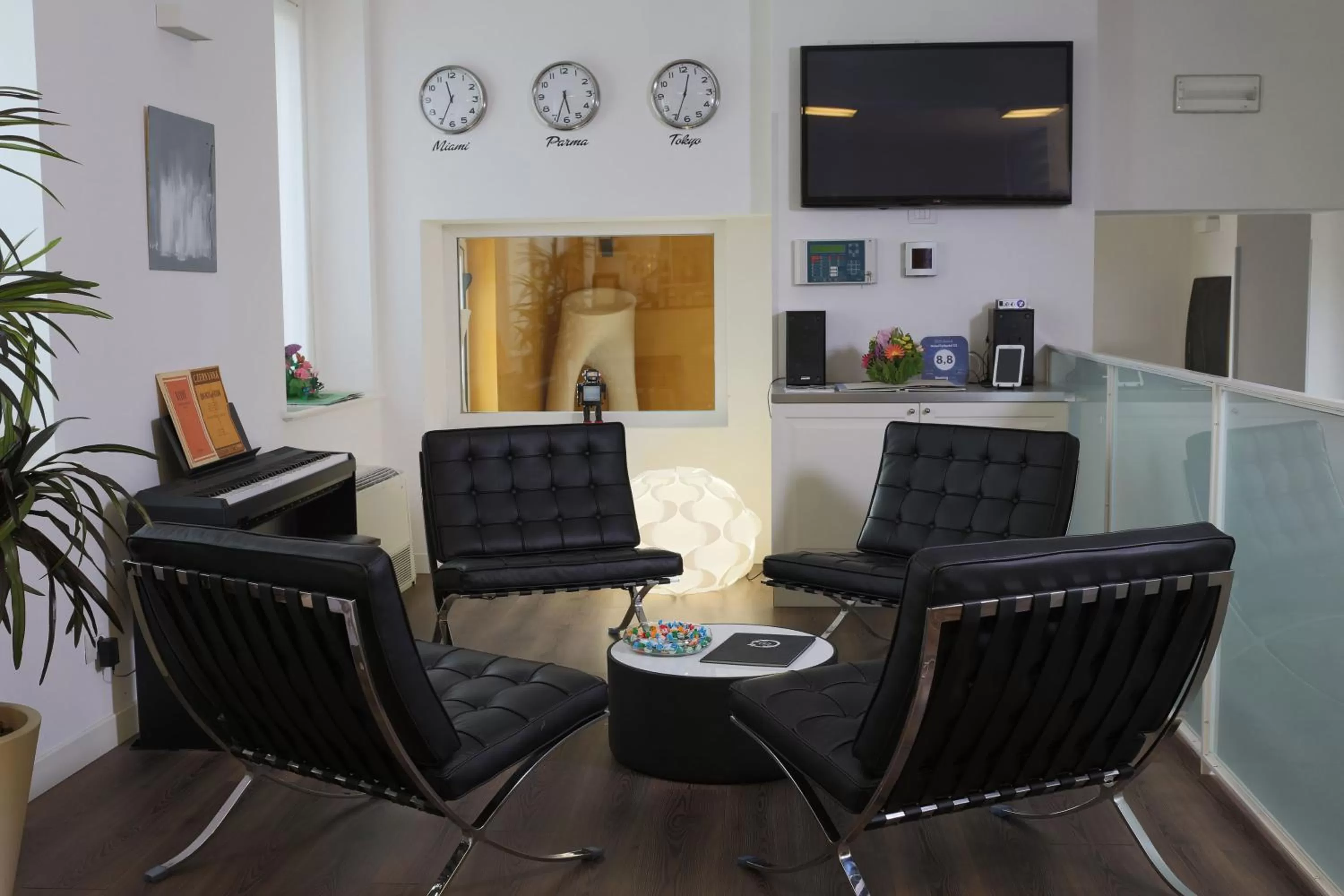 Communal lounge/ TV room in Hotel Forlanini 52