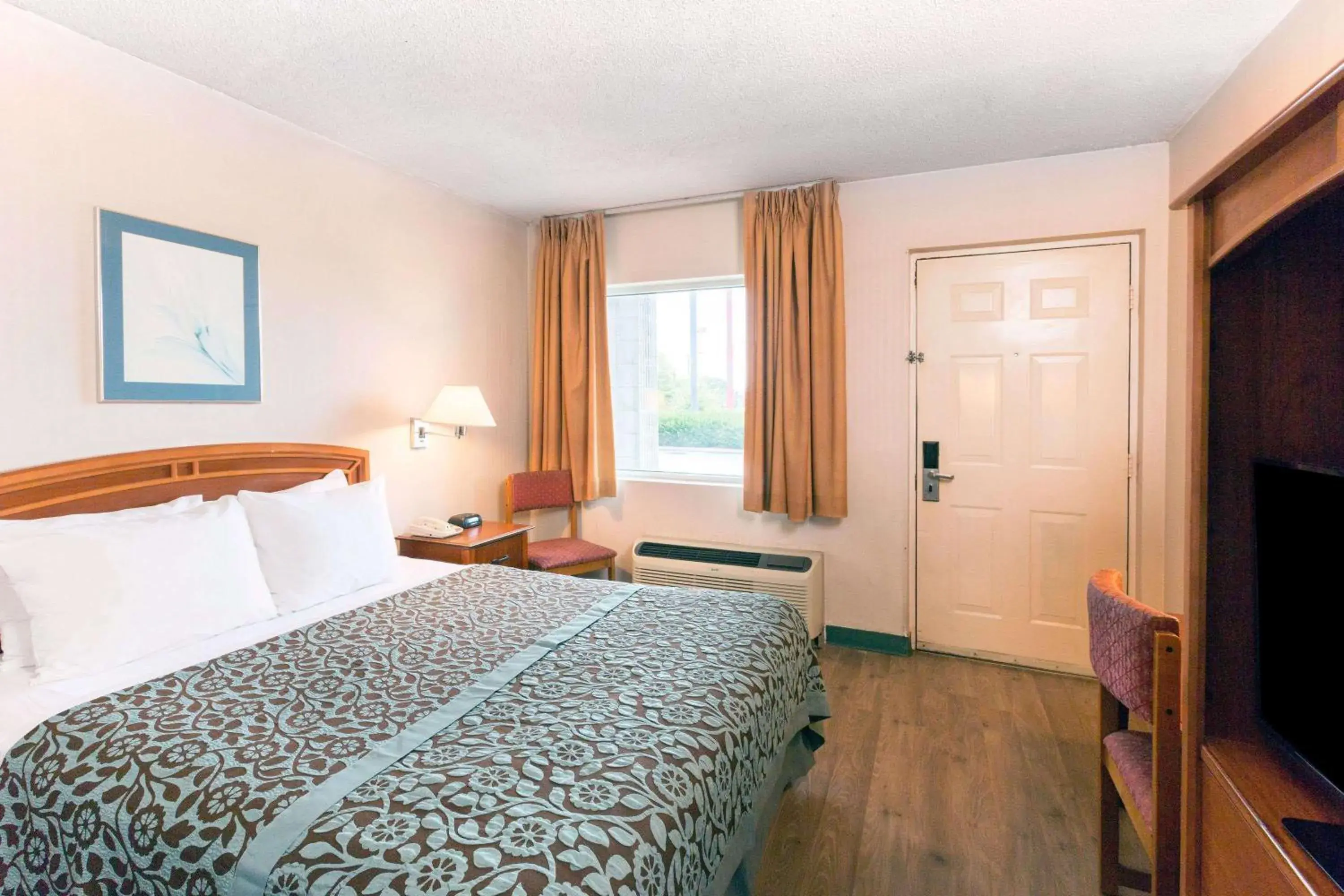 Photo of the whole room, Bed in Days Inn by Wyndham Richmond