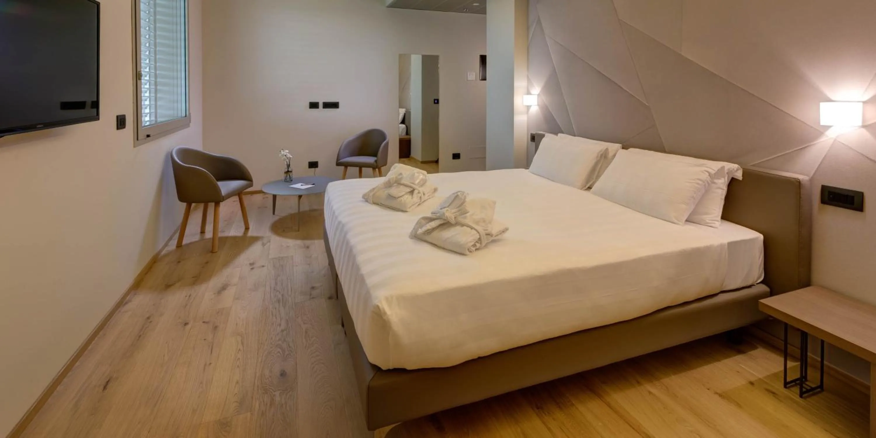 Shower, Bed in Hotel The Cube