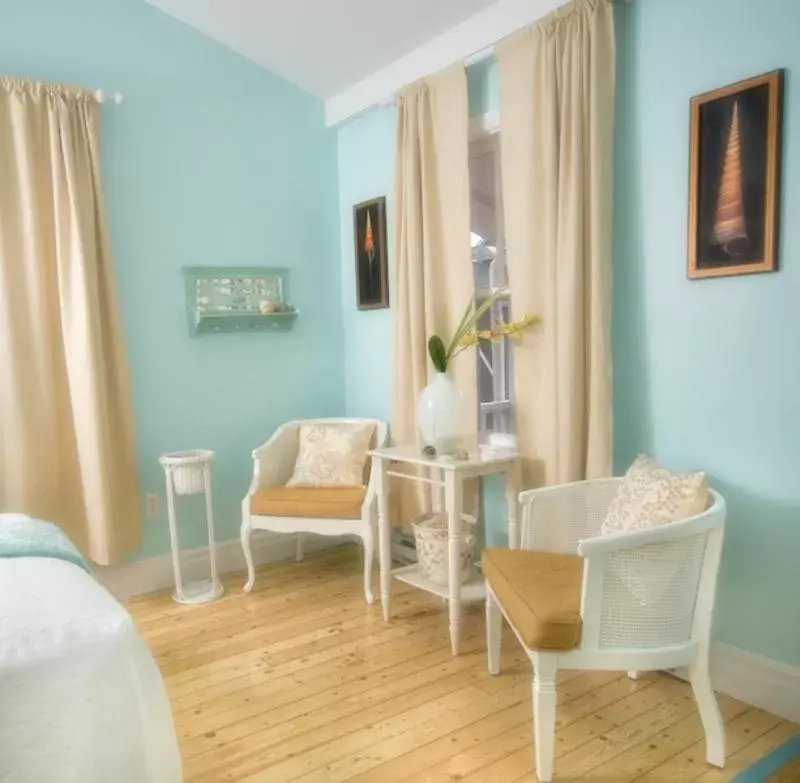 Bedroom, Seating Area in Telegraph House Motel