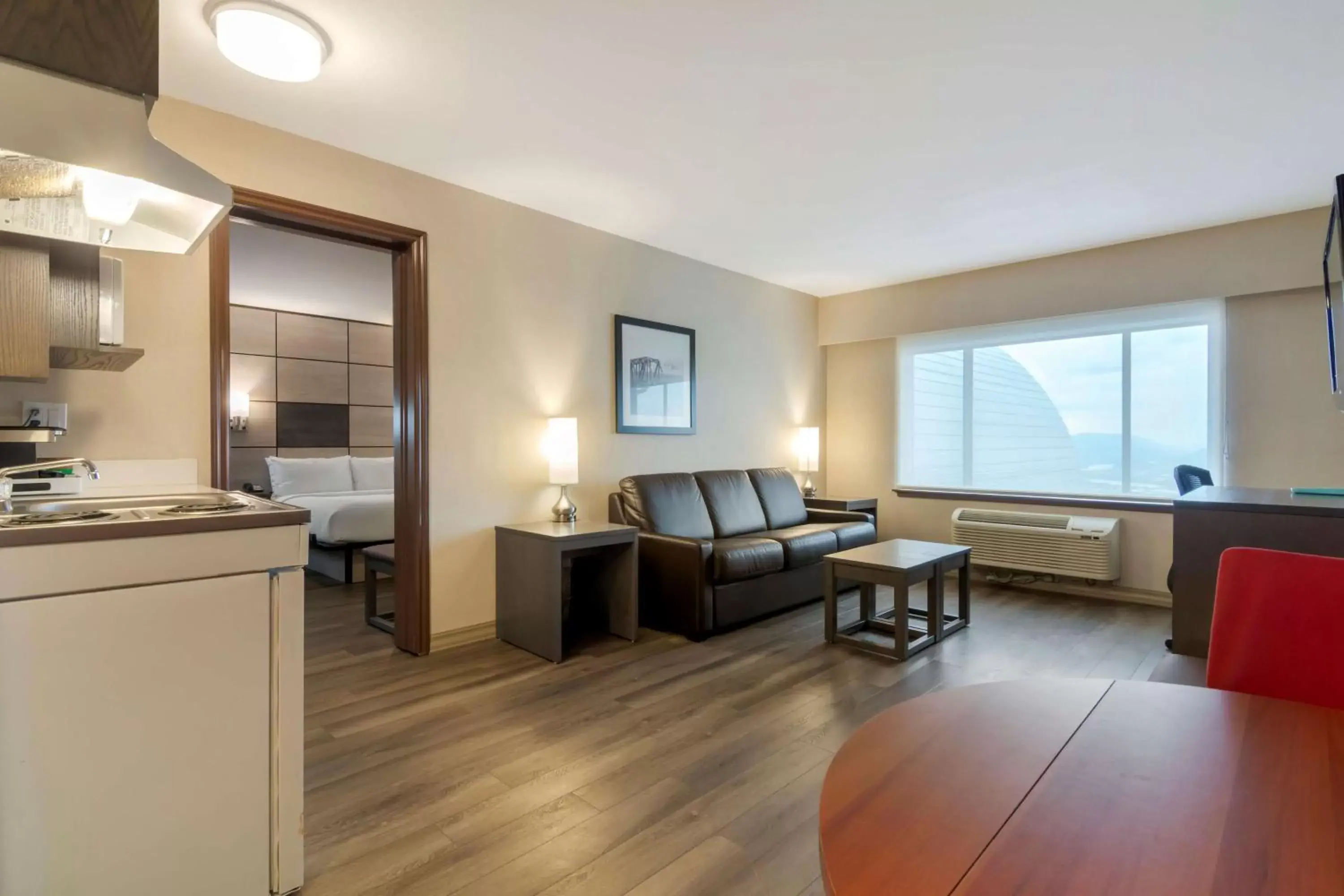 Bedroom, Seating Area in Best Western Premier Aberdeen Kamloops