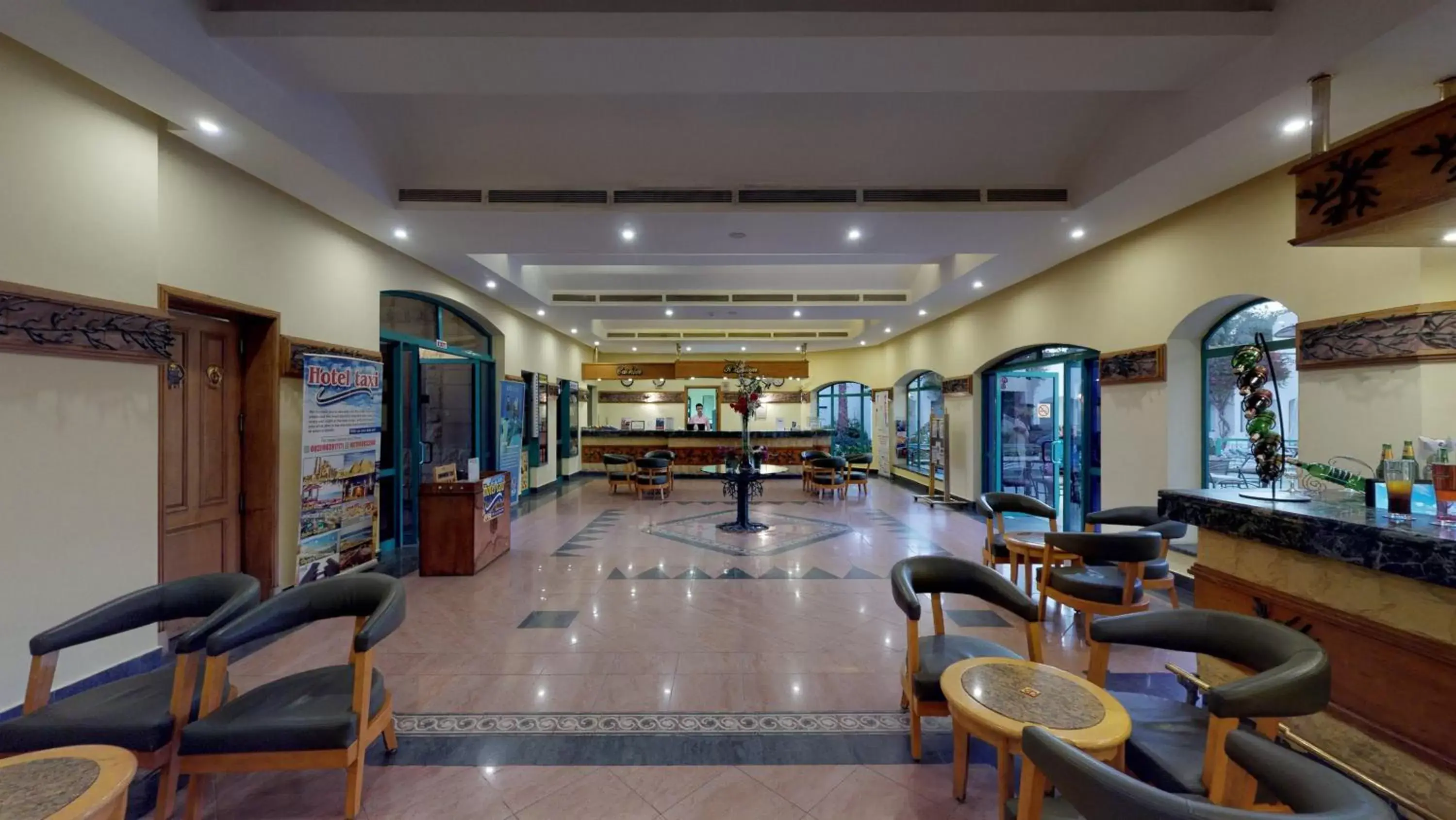 Lobby or reception, Lounge/Bar in Falcon Hills Hotel