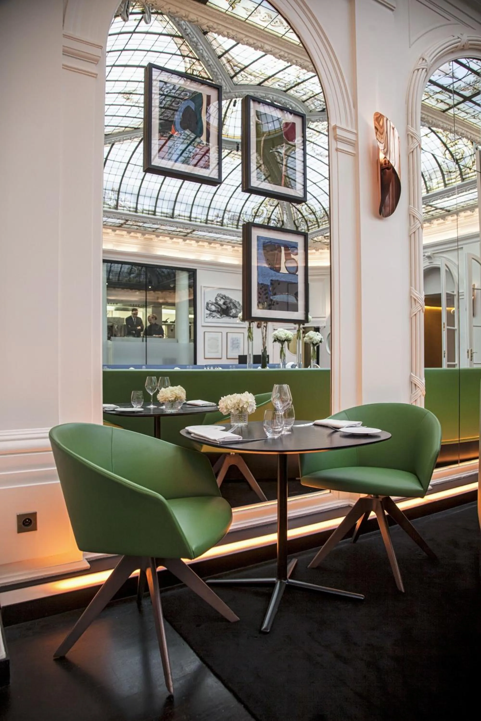 Restaurant/places to eat in Hôtel Vernet Champs Elysées Paris