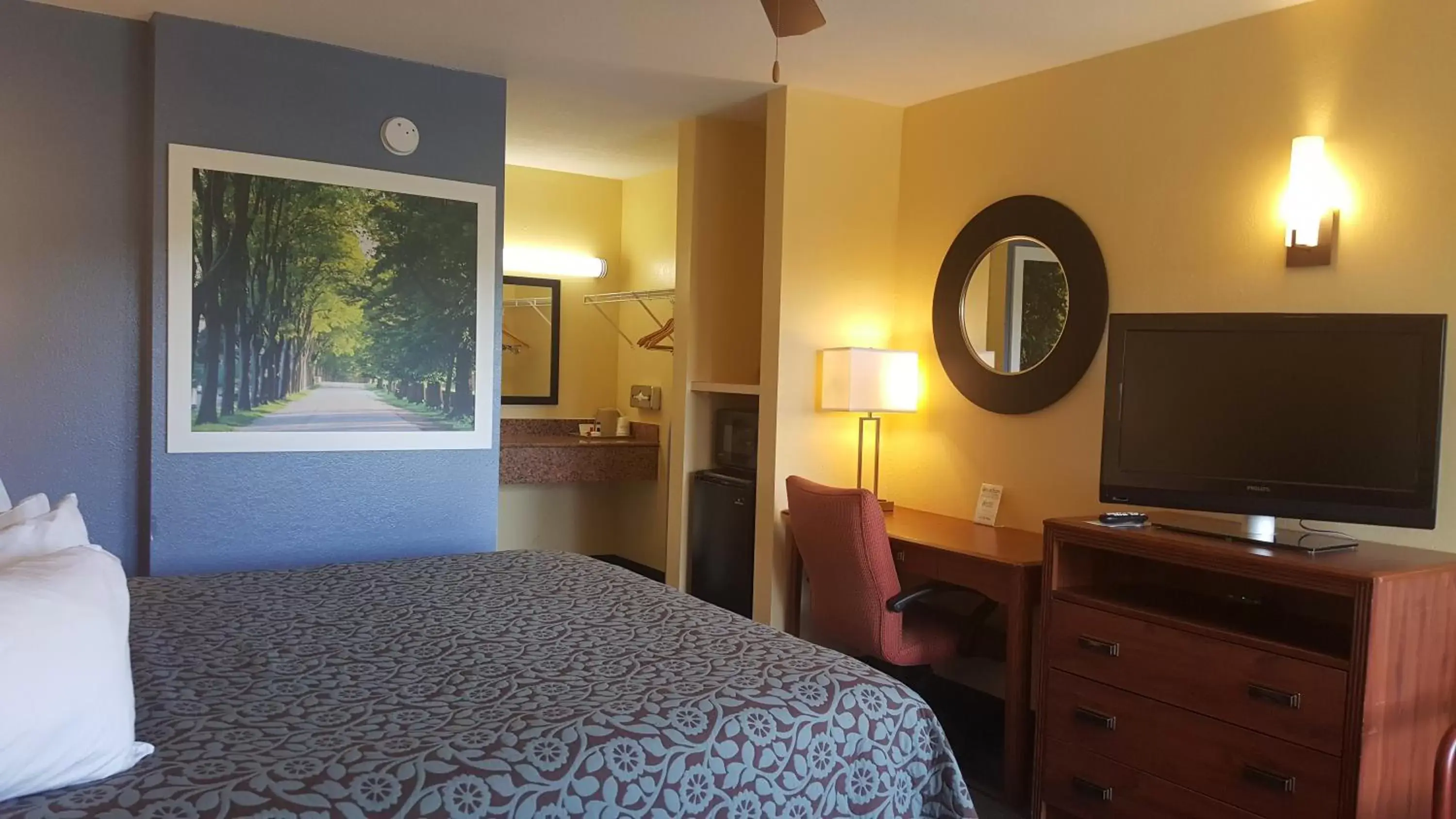 Bed in Days Inn by Wyndham Trenton