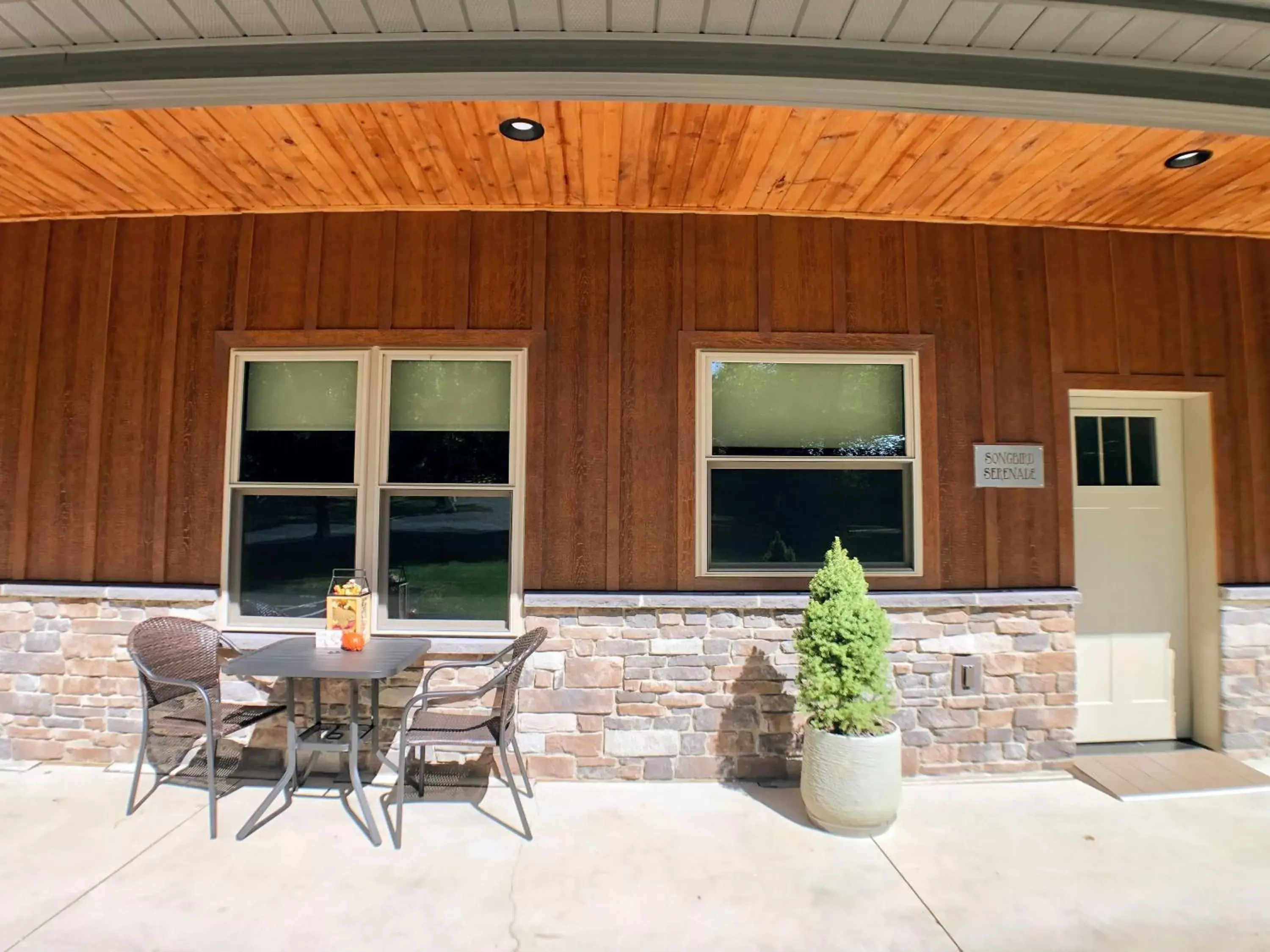 Sojourner's Lodge & Log Cabin Suites